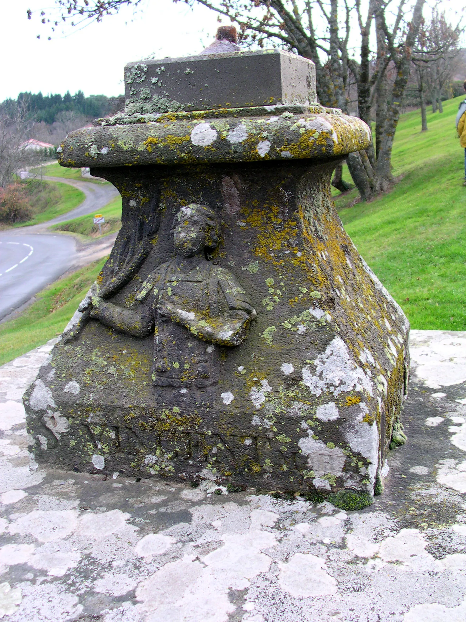 Photo showing: Socle of a (broken) cross in Argnat (Commune of Sayat, Puy-de-Dôme, France)