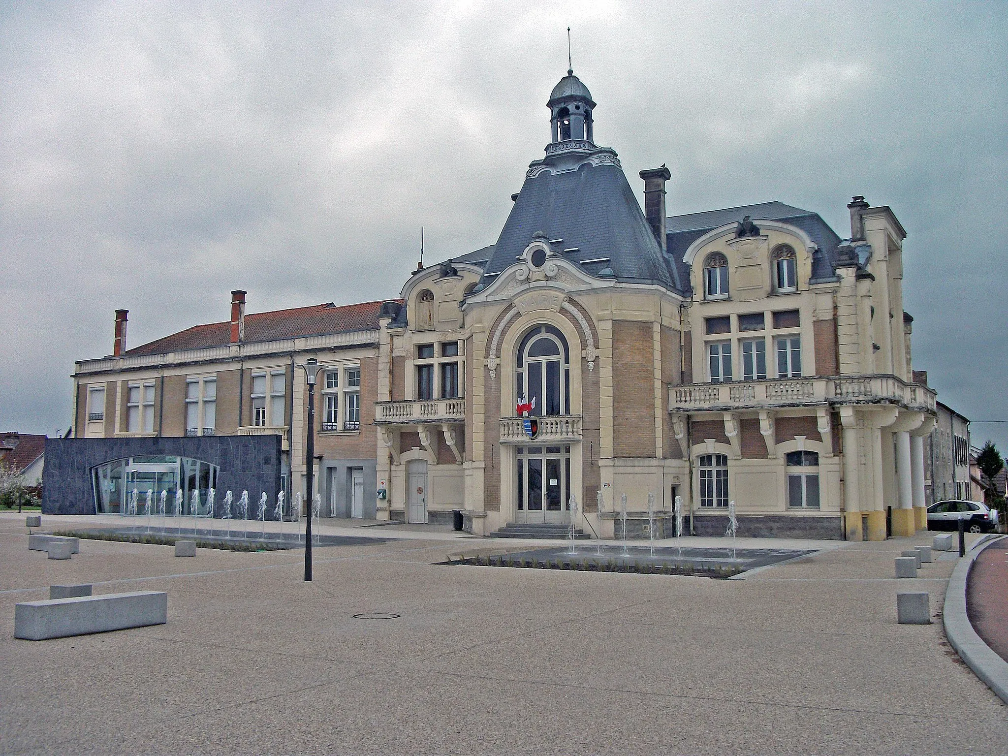 Photo showing: Town hall of Saint-Yorre, Auvergne, France