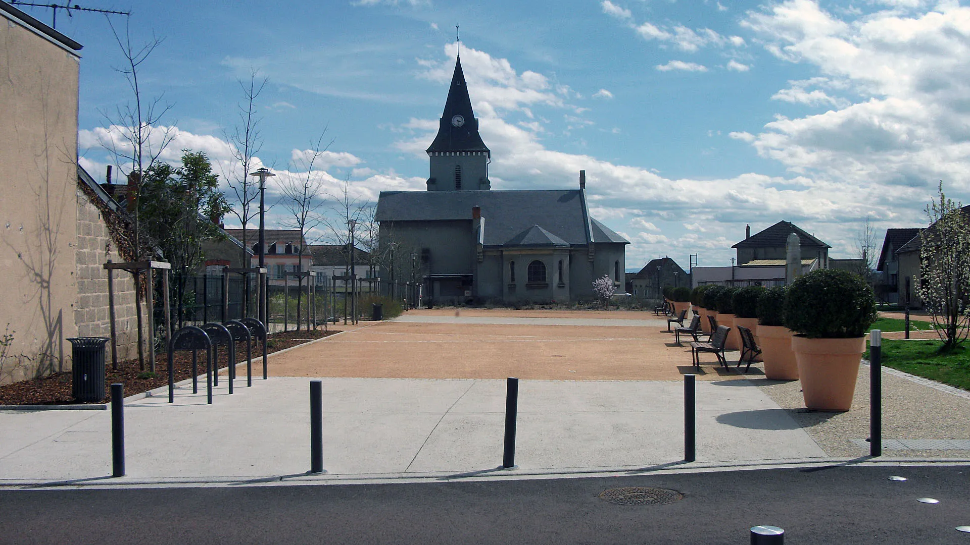 Photo showing: Esplanade Eugène Rouchon, à Saint-Yorre, Auvergne, France, rénovée dans le cadre d'un aménagement de bourg