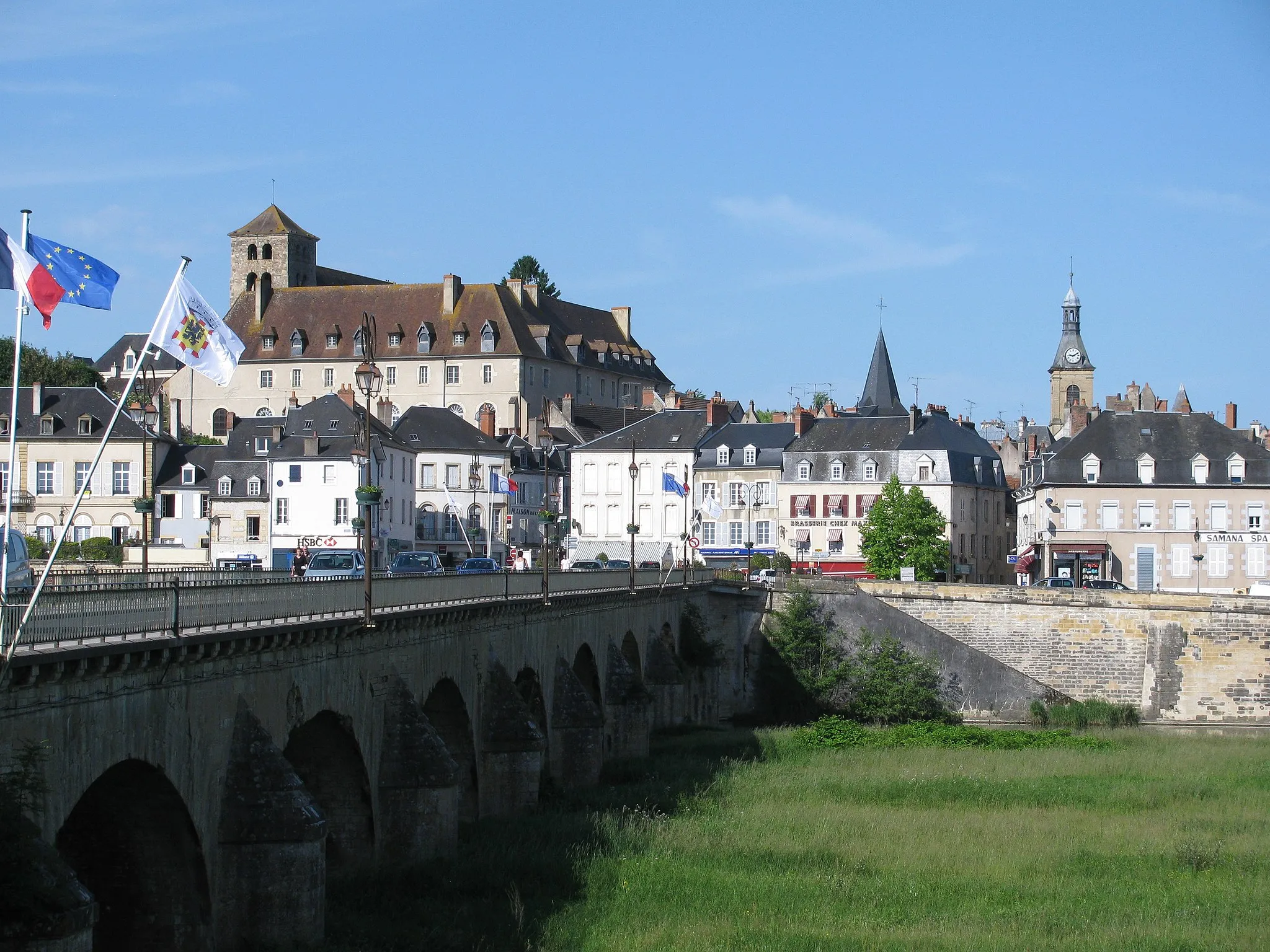 Photo showing: Decize vue de son faubourg Est, et le pont sur la Vieille Loire. Nièvre, France.