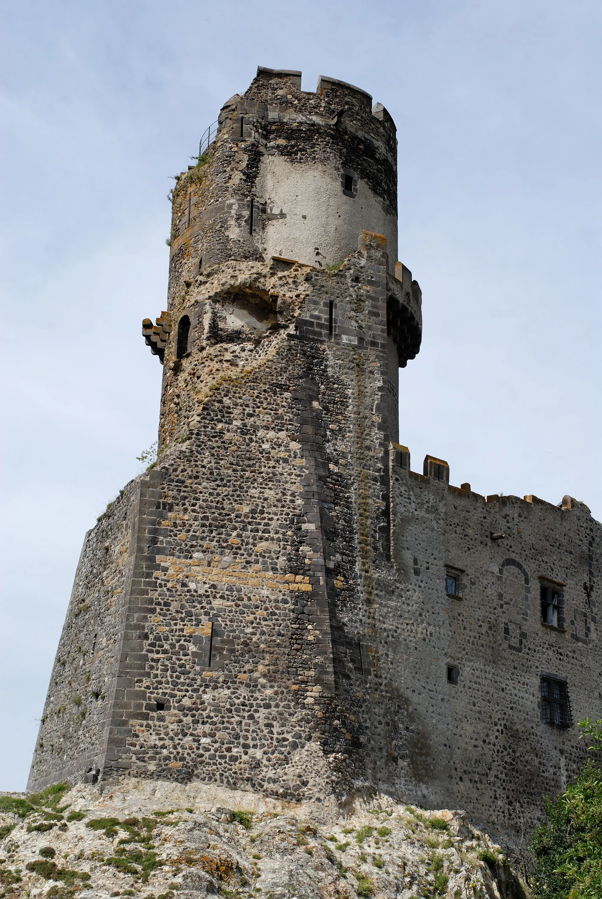 Photo showing: The castle of Tournoël, near Volvic, Auvergne, France.