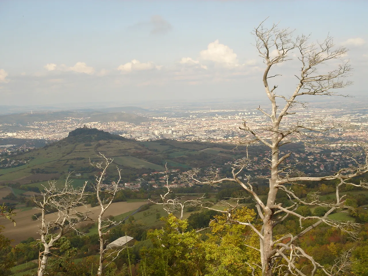 Photo showing: Romagnat, au premier plan au pied du Montrognon, et avec Clermont-Ferrand en arrière plan.