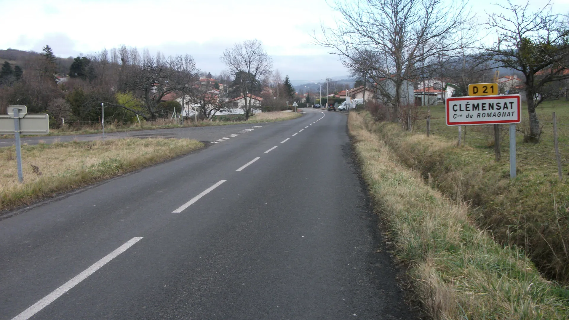 Photo showing: Entrance of Clémensat (commune of Romagnat, Puy-de-Dôme, Auvergne, France) by departmental road 21—Elevation: 565 m/1,854 ft