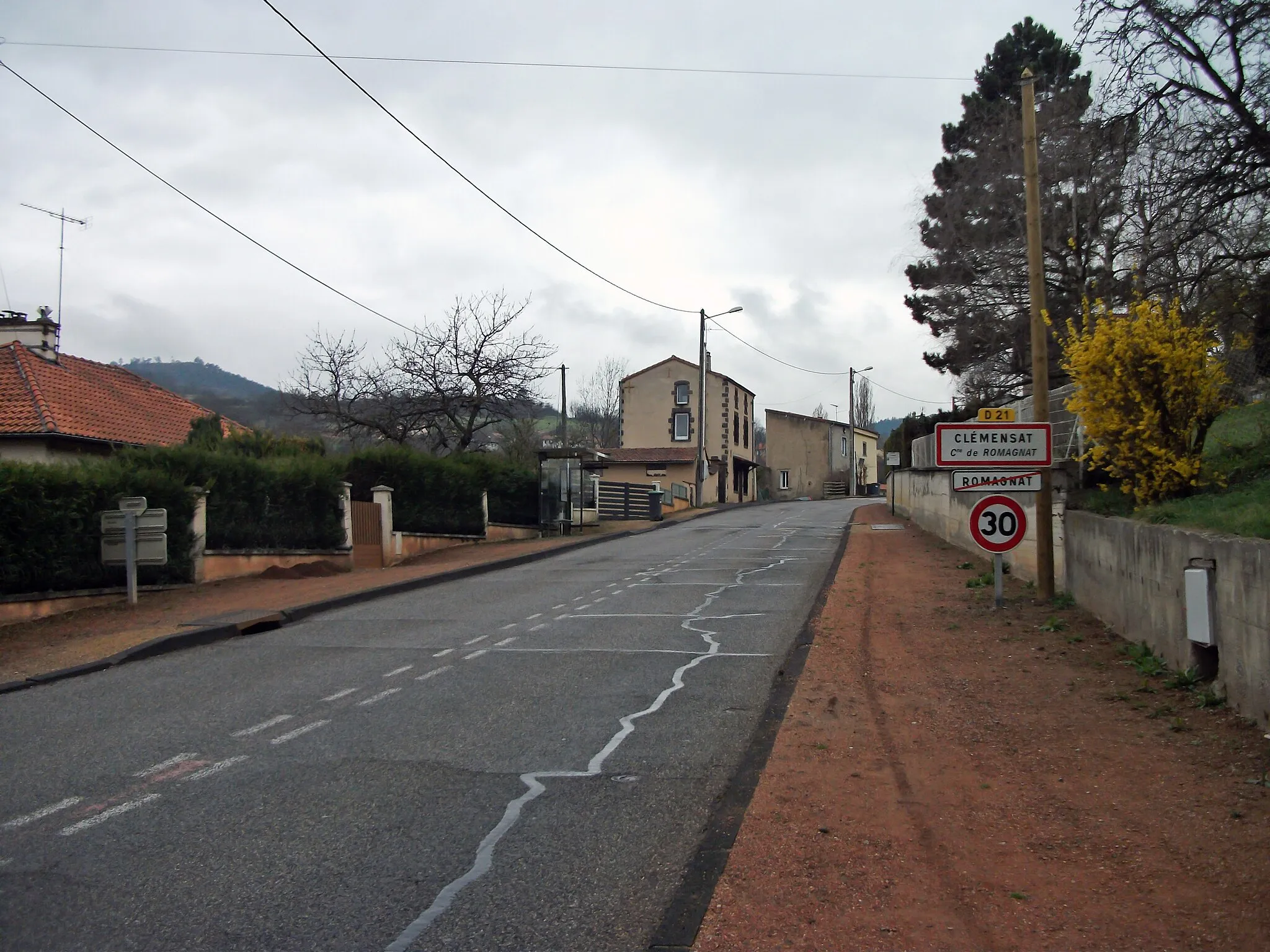 Photo showing: Entrance of Clémensat hamlet (commune of Romagnat, Puy-de-Dôme, Auvergne, France) by departmental road 21. Maximal speed is 30 km/h (around 18.6 mi/h). Elevation: 535 m/1,755 ft
