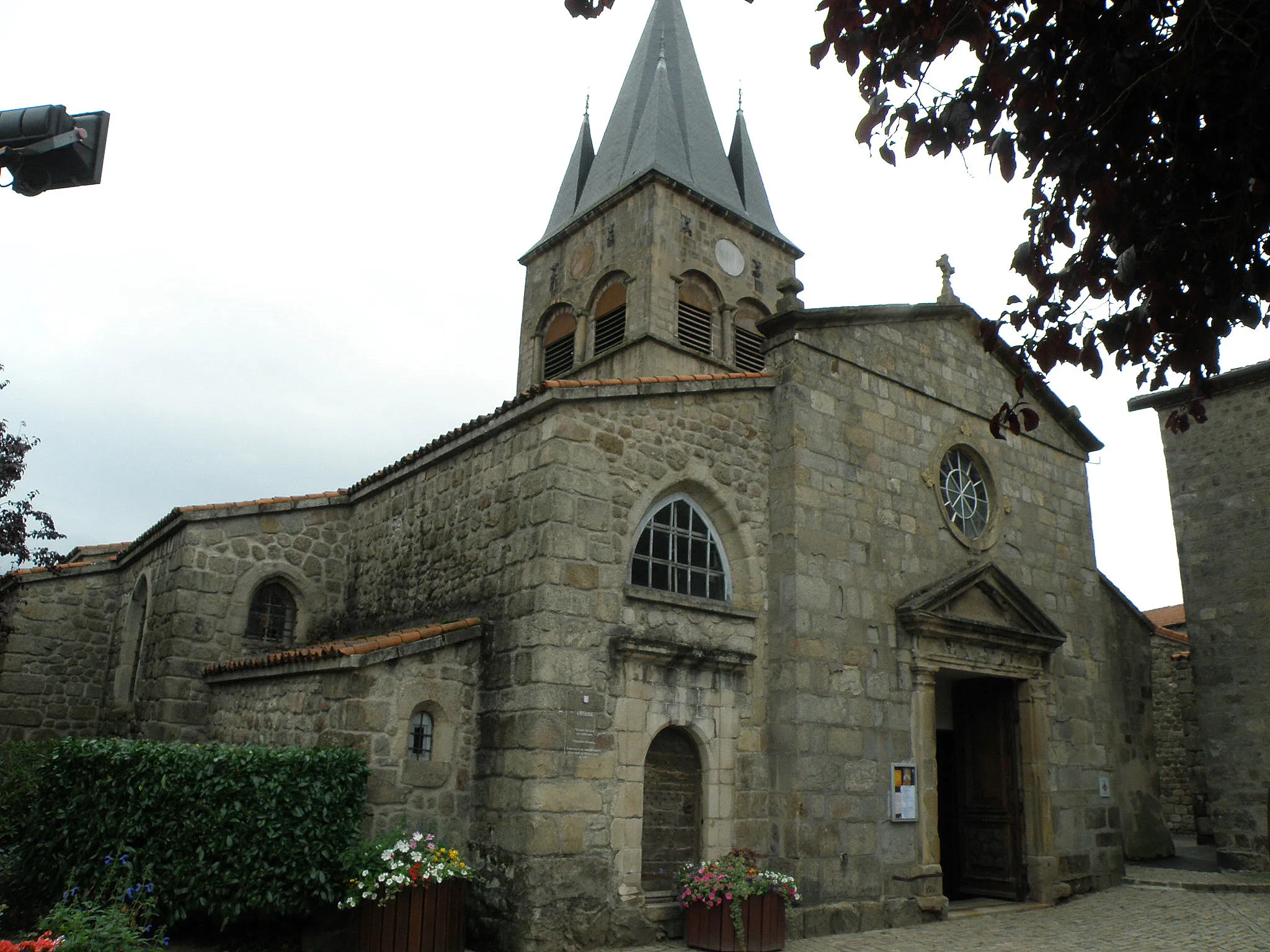 Photo showing: Saint-Didier-en-Velay, comm. de la Haute-Loire, France, Auvergne. Église Saint-Didier, façade occidentale, avec clocher au second plan.