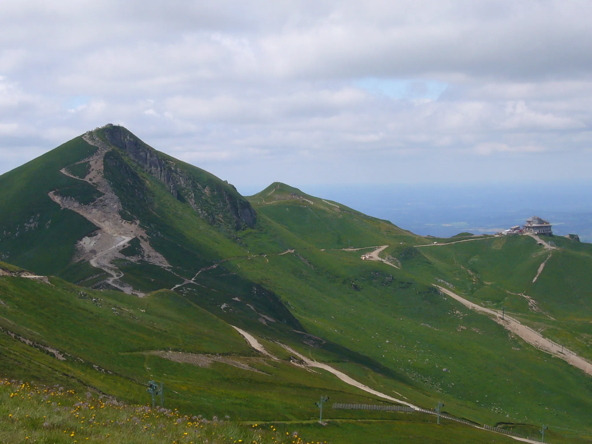 Photo showing: View of the reak of Puy de Sancy and cable car station above Mont Dore.