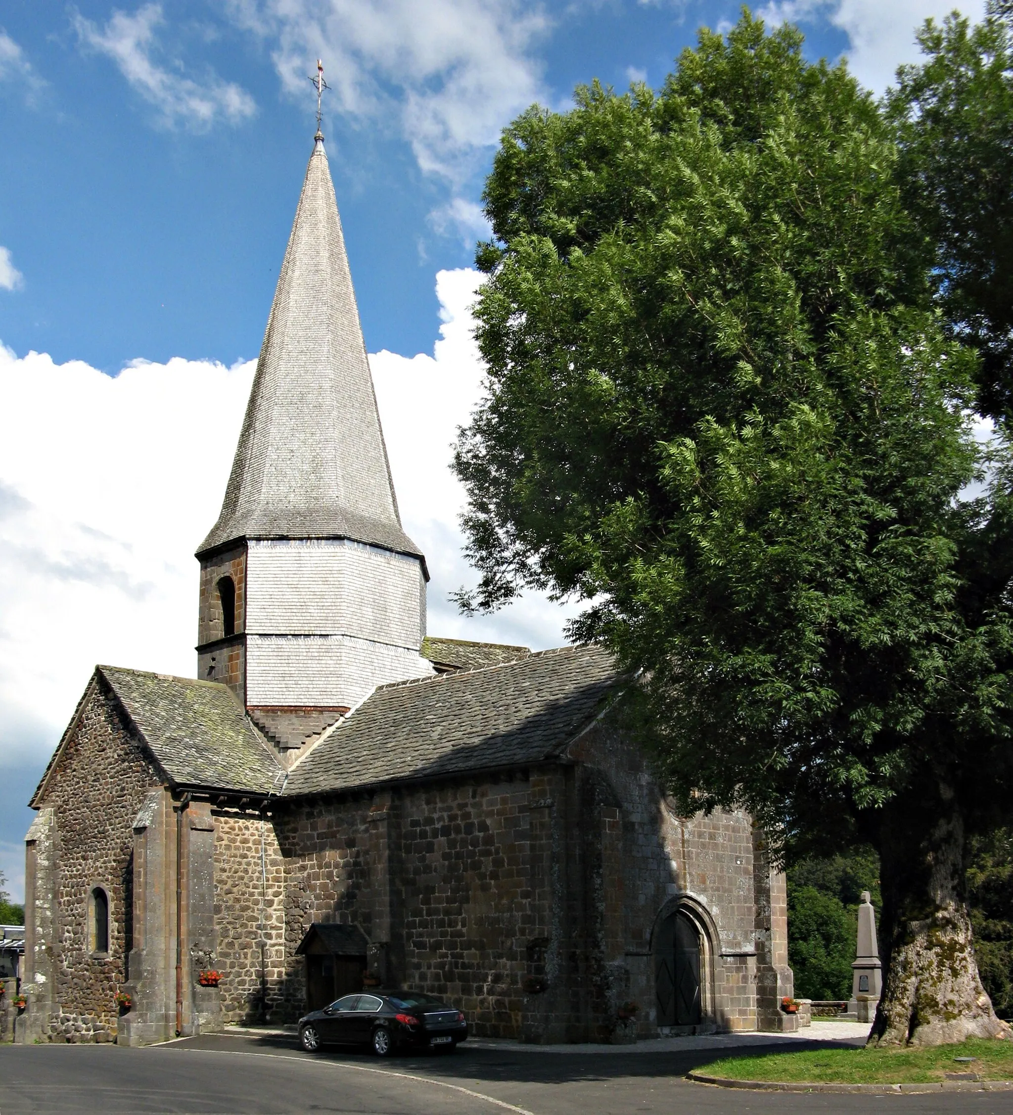 Photo showing: Compains, église