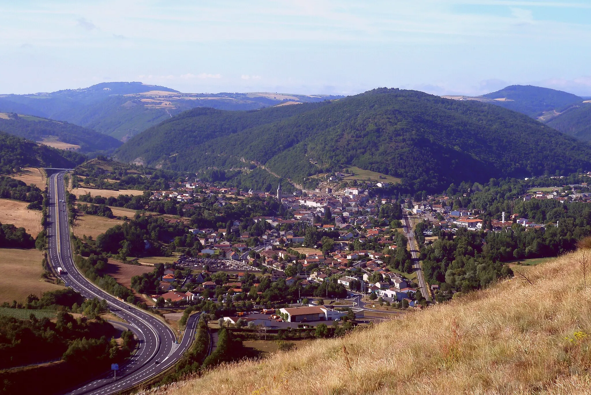 Photo showing: L'autoroute A75 et Massiac vus depuis le plateau de Chalet