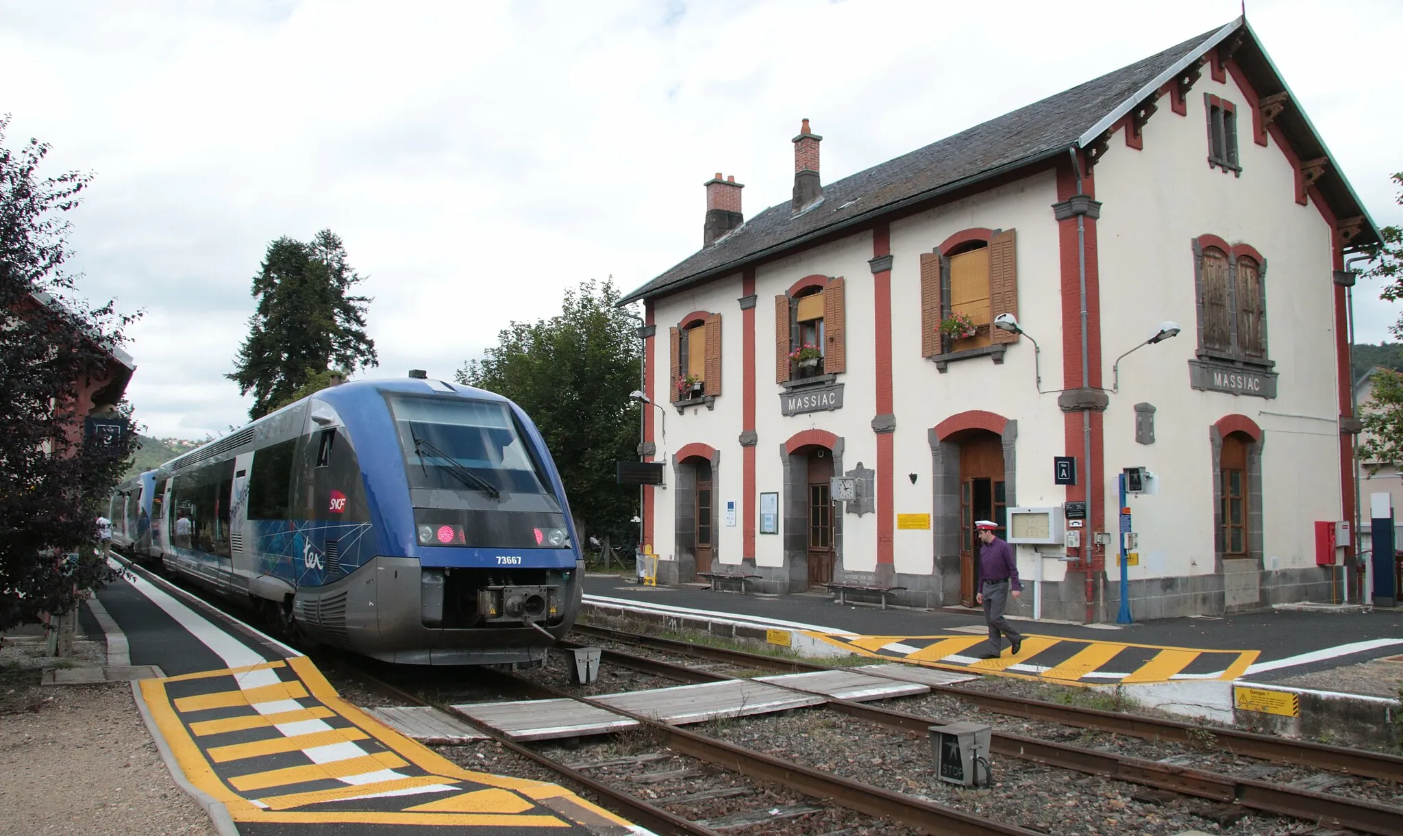 Photo showing: A nice country station with a couple TER Rhone-Alpes units operating the Sunday service on this sparsely populated, but highly scenic route.
