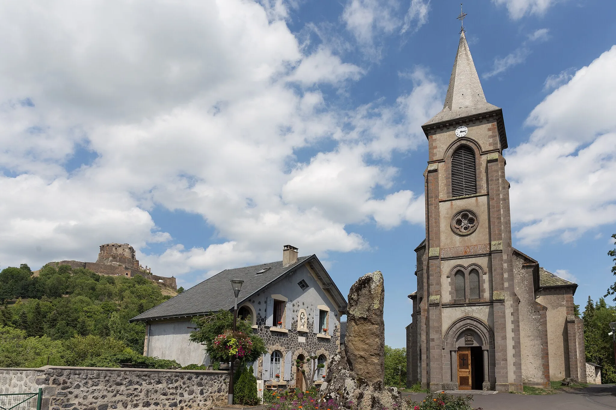 Photo showing: This building is inscrit au titre des monuments historiques de la France. It is indexed in the base Mérimée, a database of architectural heritage maintained by the French Ministry of Culture, under the reference PA63000082 .