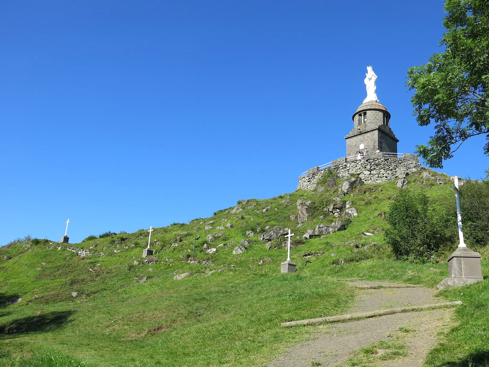 Photo showing: The stations of the Cross and the chapel of Notre-Dame de Natzy (Puy-de-Dôme, France).