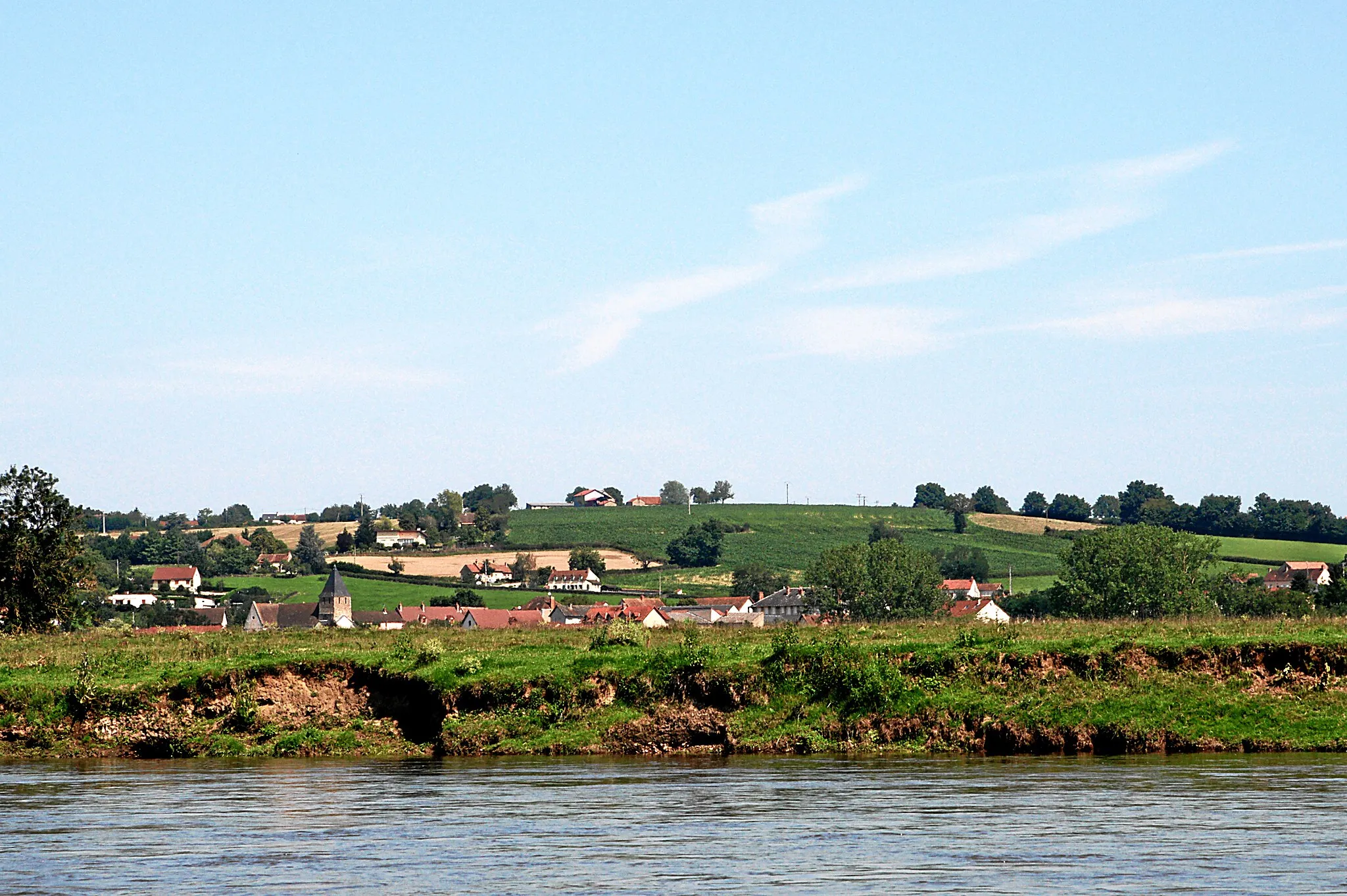 Photo showing: Gilly-sur-Loire, von der Loire aus gesehen