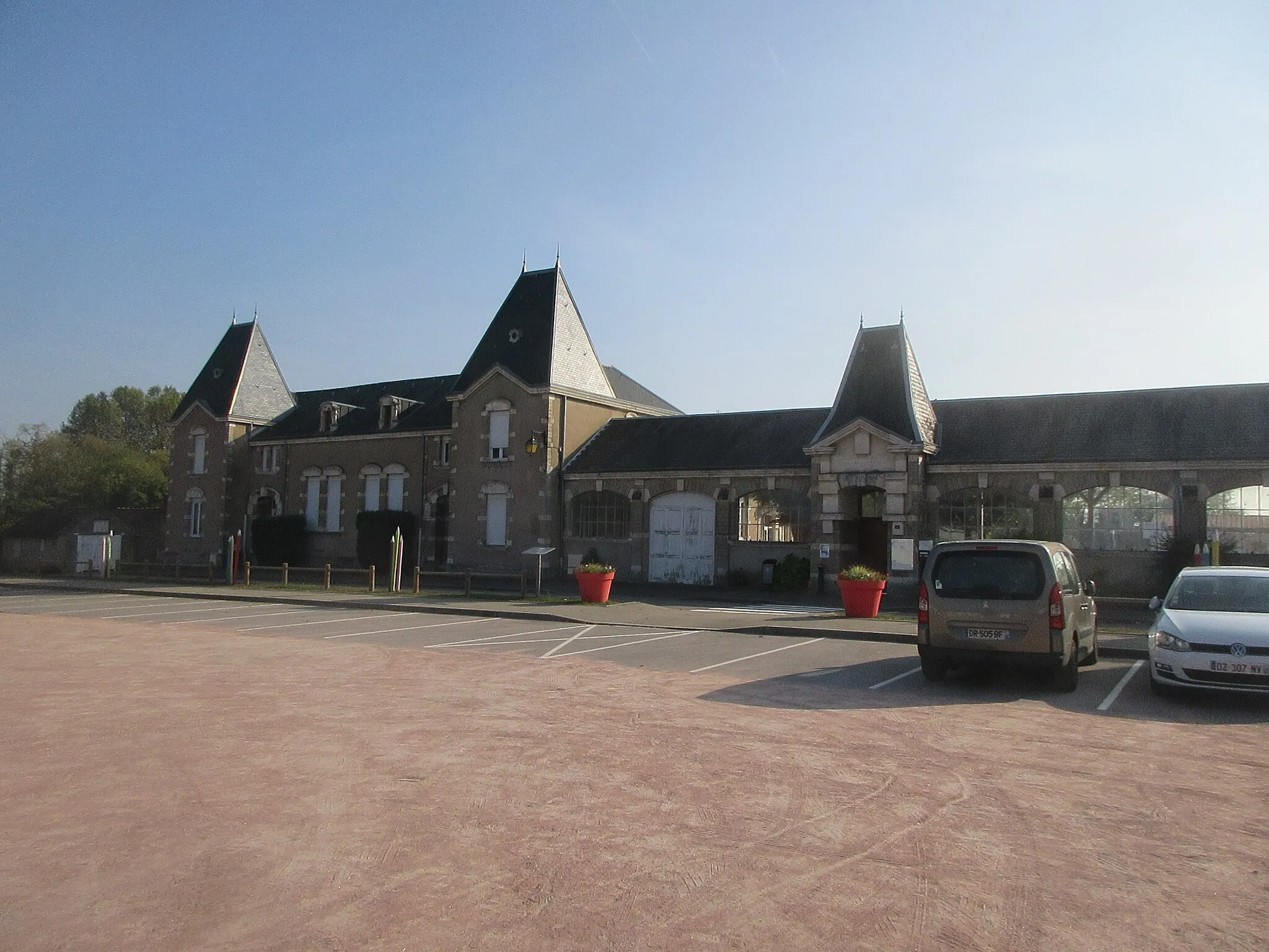 Photo showing: École de Génelard.