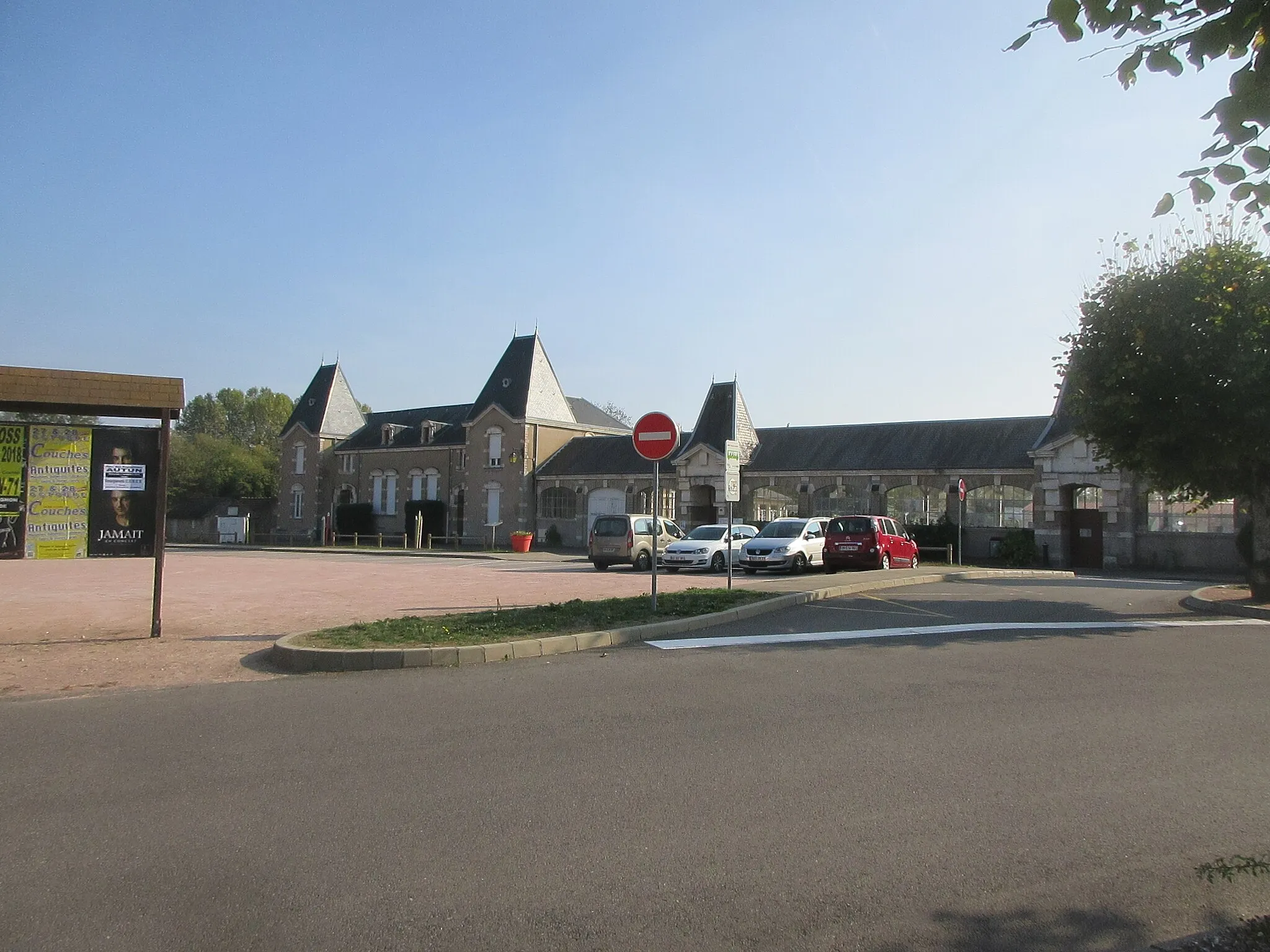 Photo showing: École de Génelard.