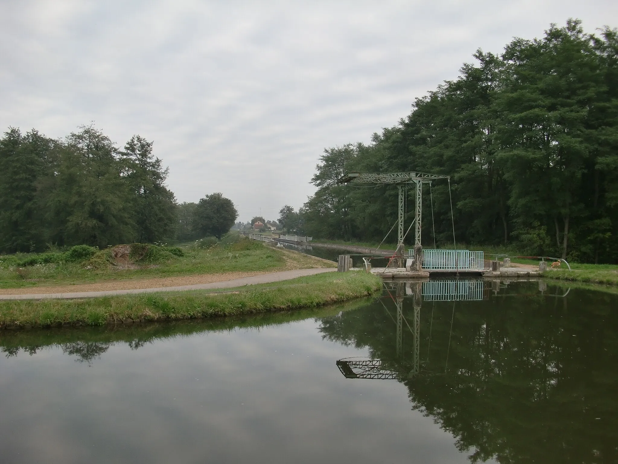Photo showing: Frankreich; Mündung der Rigole de l'Arroux in den Canal du Centre