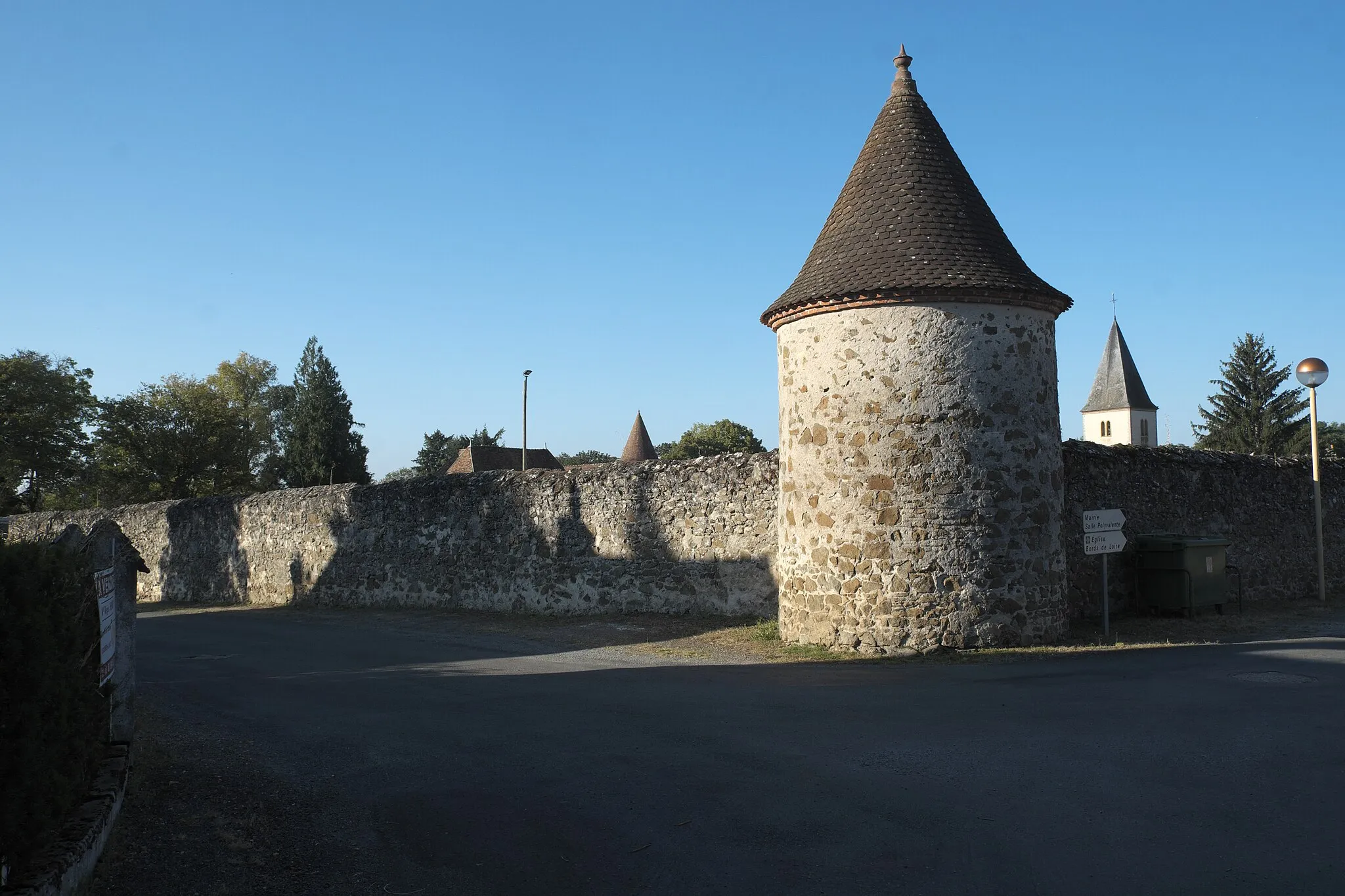 Photo showing: Mauer und Eckturm in Saint-Aubin-sur-Loire im Département Saône-et-Loire in der Region Bourgogne-Franche-Comté in Frankreich