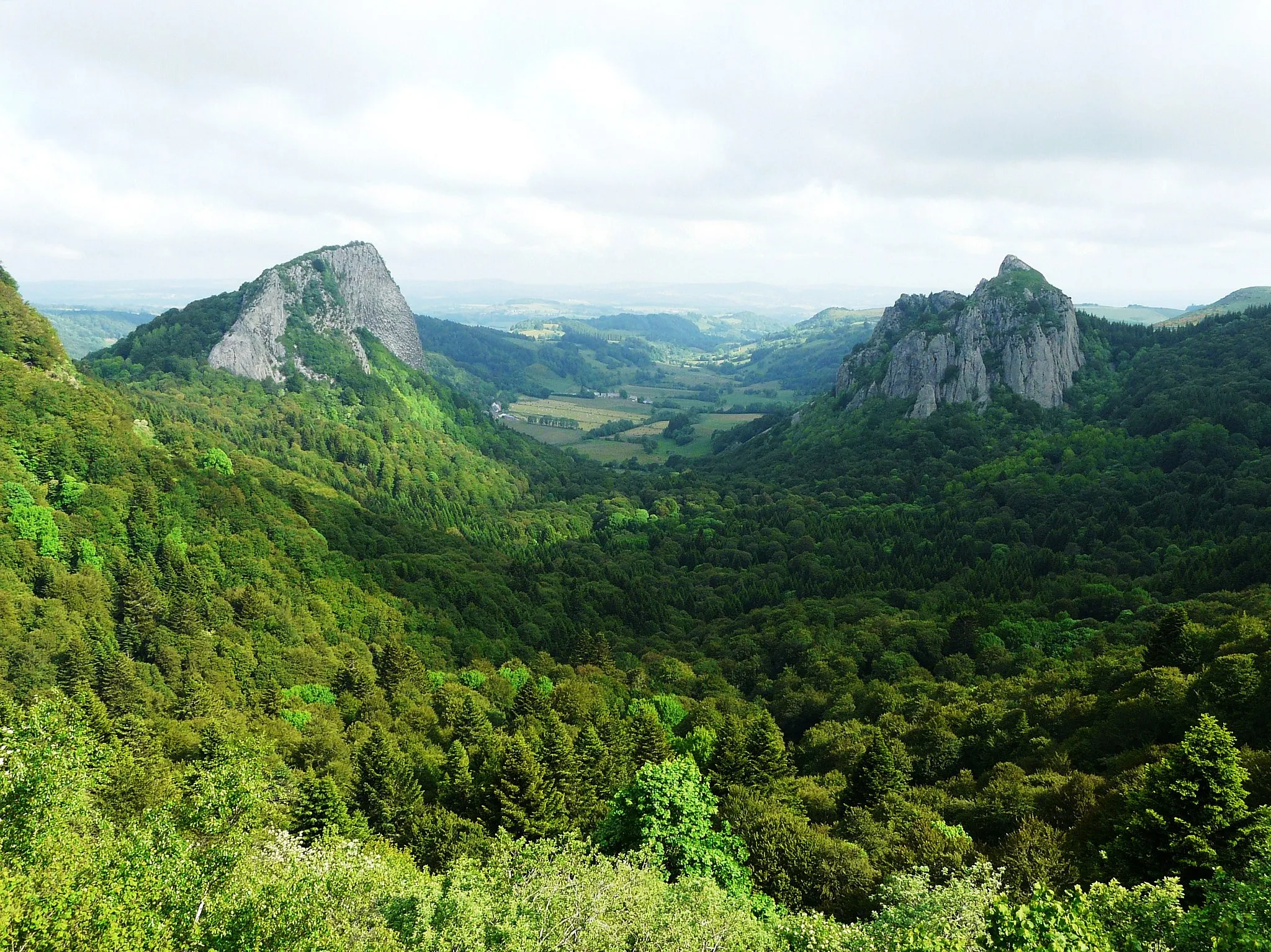 Photo showing: Les roches Tuilière (à gauche, commune de Rochefort-Montagne) et Sanadoire (à droite, commune d'Orcival), Puy-de-Dôme, France.