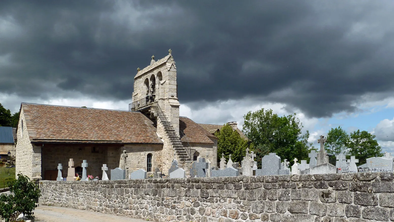 Photo showing: Eglise du Fau de Peyre et son magnifique clocher peigne.