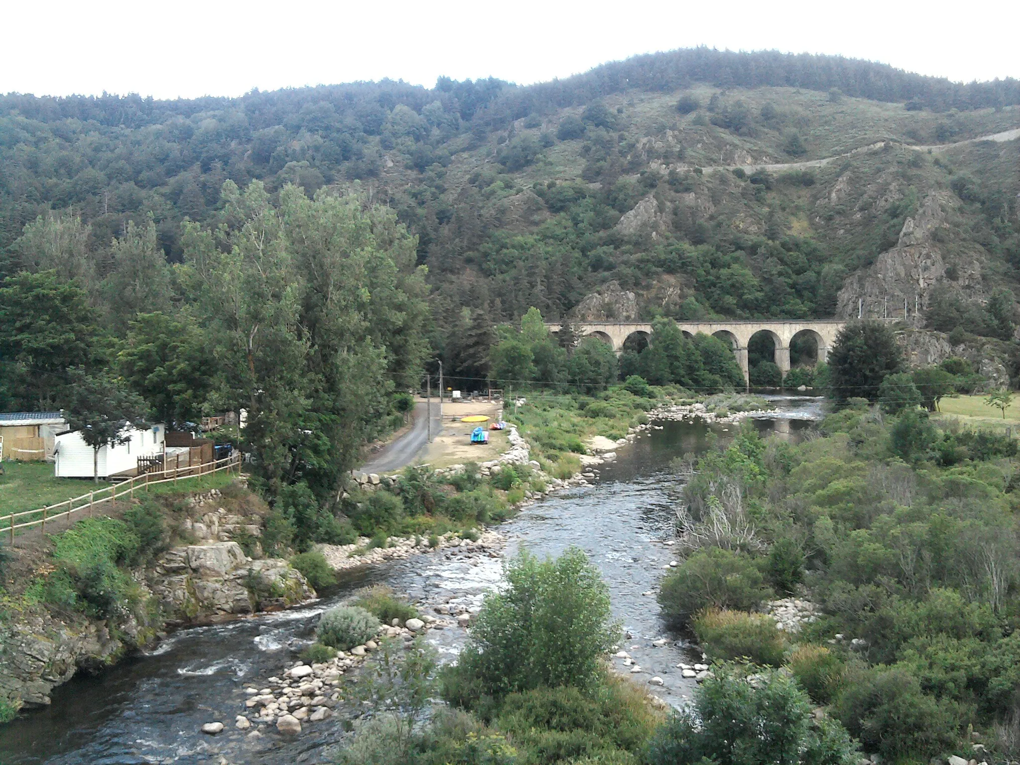 Photo showing: Viaduc de Chapeauroux et gorges de l'Allier