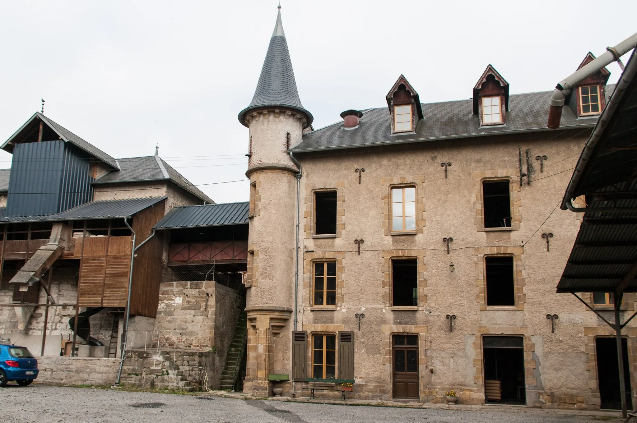 Photo showing: This building is inscrit au titre des monuments historiques de la France. It is indexed in the base Mérimée, a database of architectural heritage maintained by the French Ministry of Culture, under the reference PA00093018 .