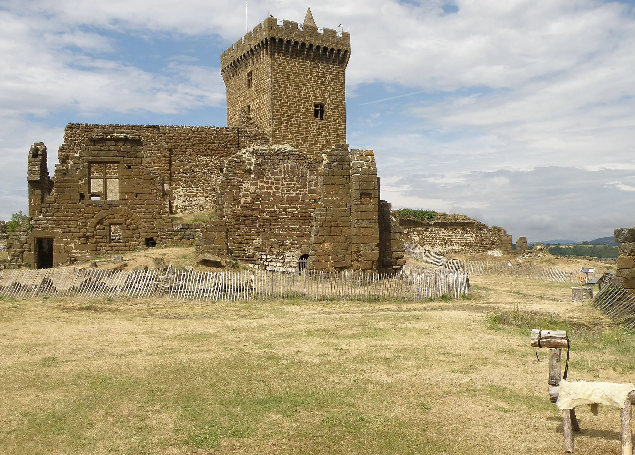 Photo showing: Forteresse de Polignac, dans la comm. de Polignac, Haute-Loire, France (région Auvergne). Donjon ou « Grosse Tour ». Plus à l'avant-plan : ruines de la seigneurie.