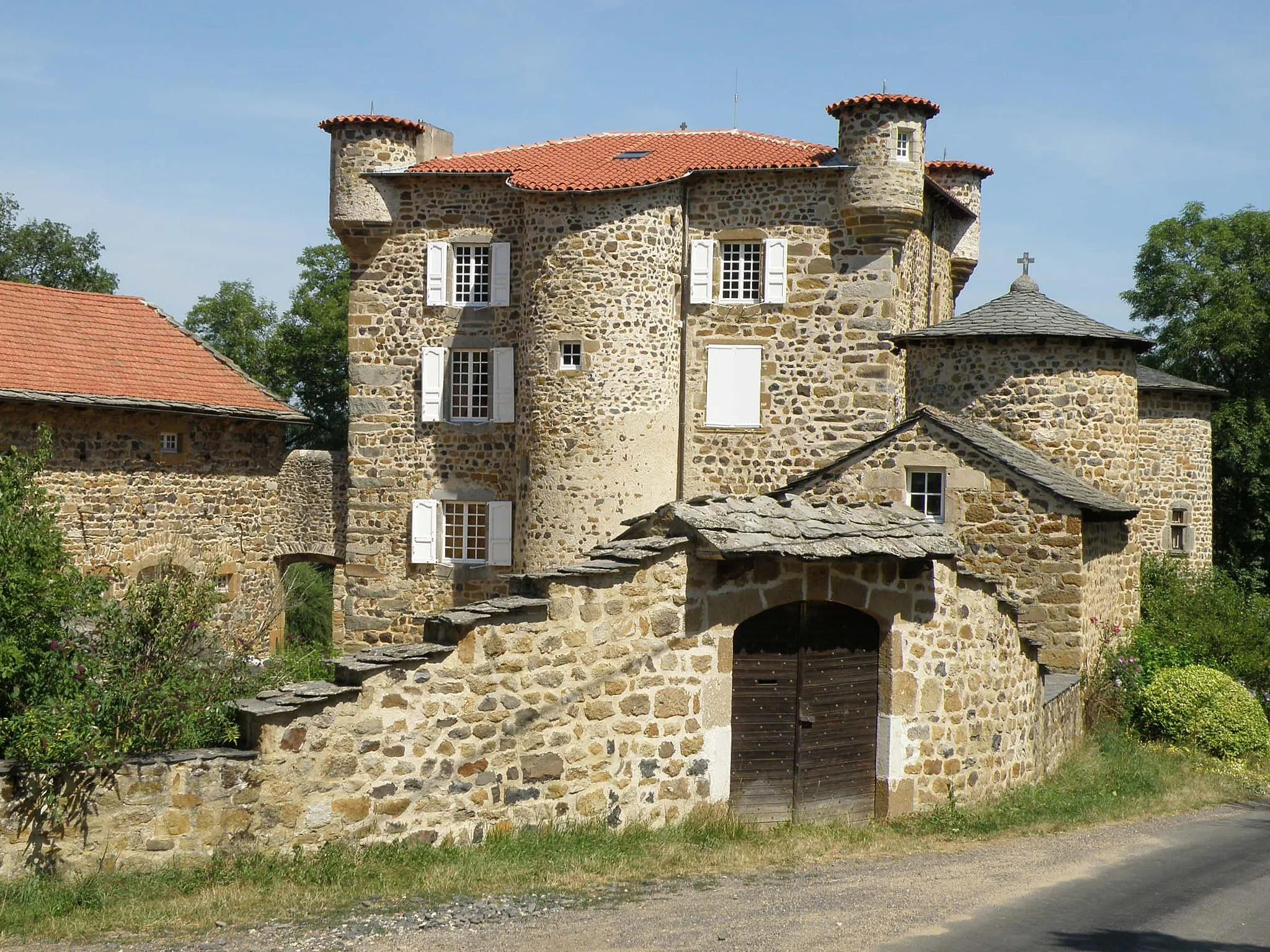 Photo showing: Retournac, dép. de la Haute-Loire, France (Auvergne). Castel de Mercuret, dans le sud de la commune. Au centre : le corps de logis ; à gauche : la grange ; à l'avant à droite : la chapelle.