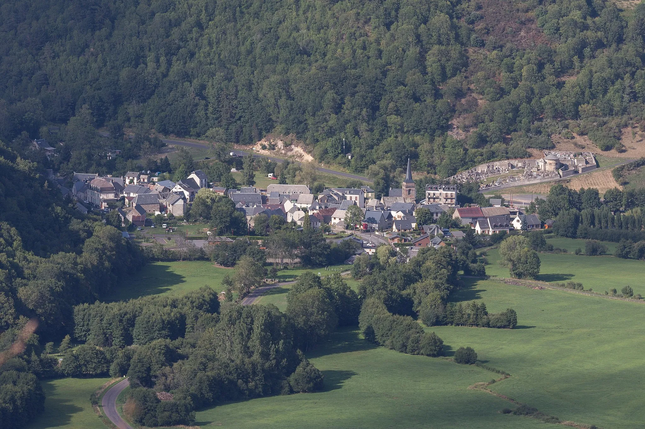 Photo showing: Chambon-sur-Lac seen from Pic de l'Aigle.
