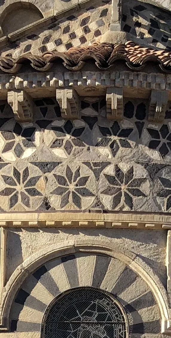 Photo showing: marqueterie pierre de Volvic et arkose, chevet d'église romane