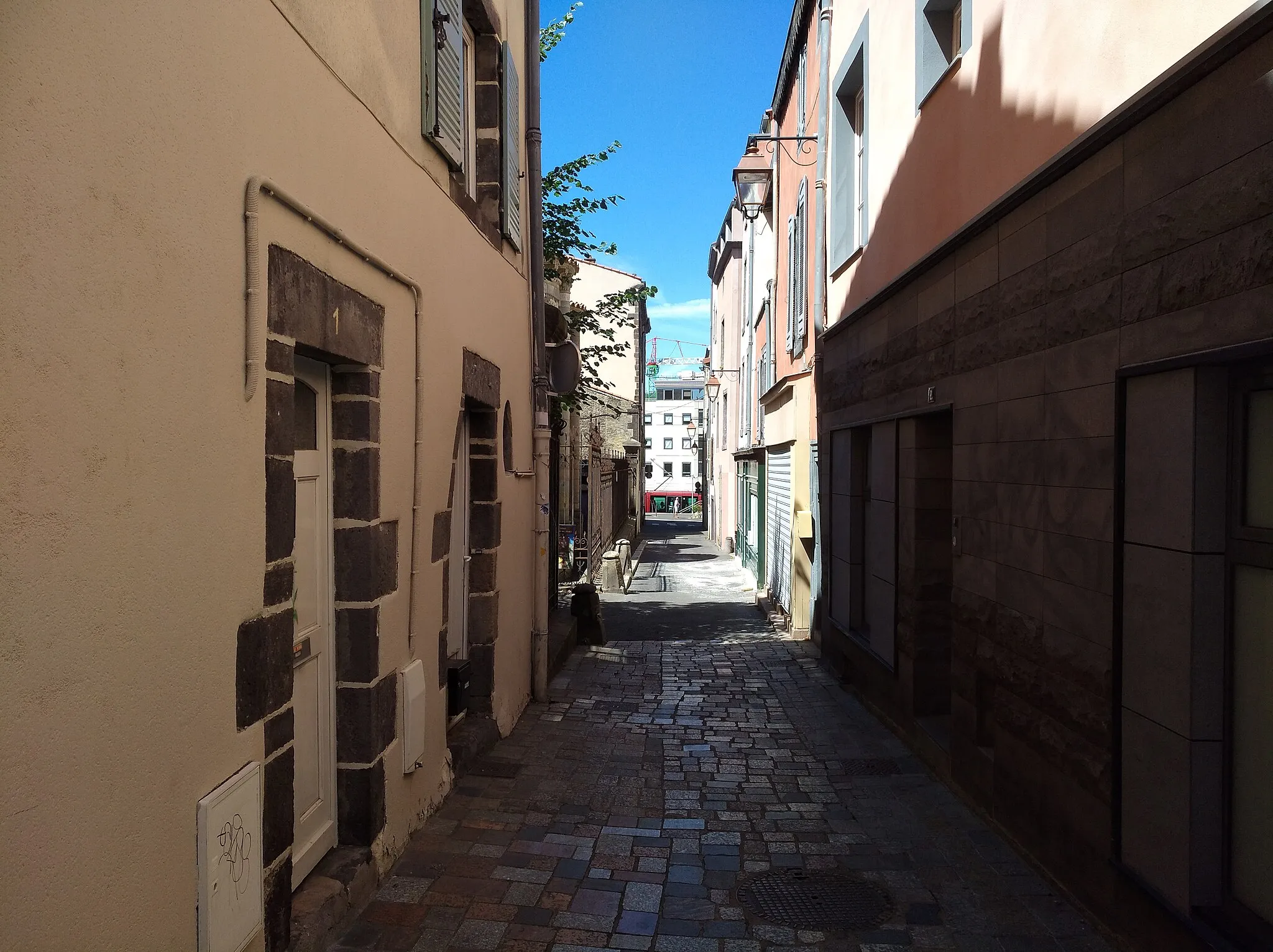 Photo showing: Vue de la rue Couronne, à Clermont-Ferrand, en France.