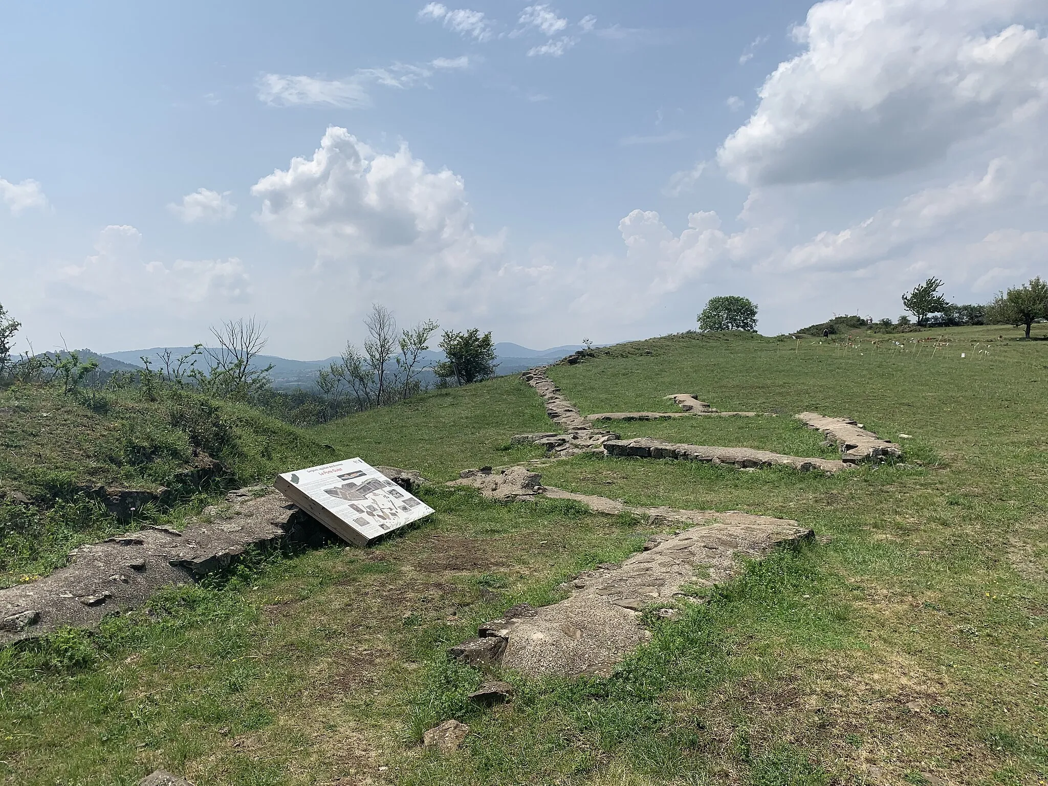 Photo showing: Wall remains at Gergovia, France