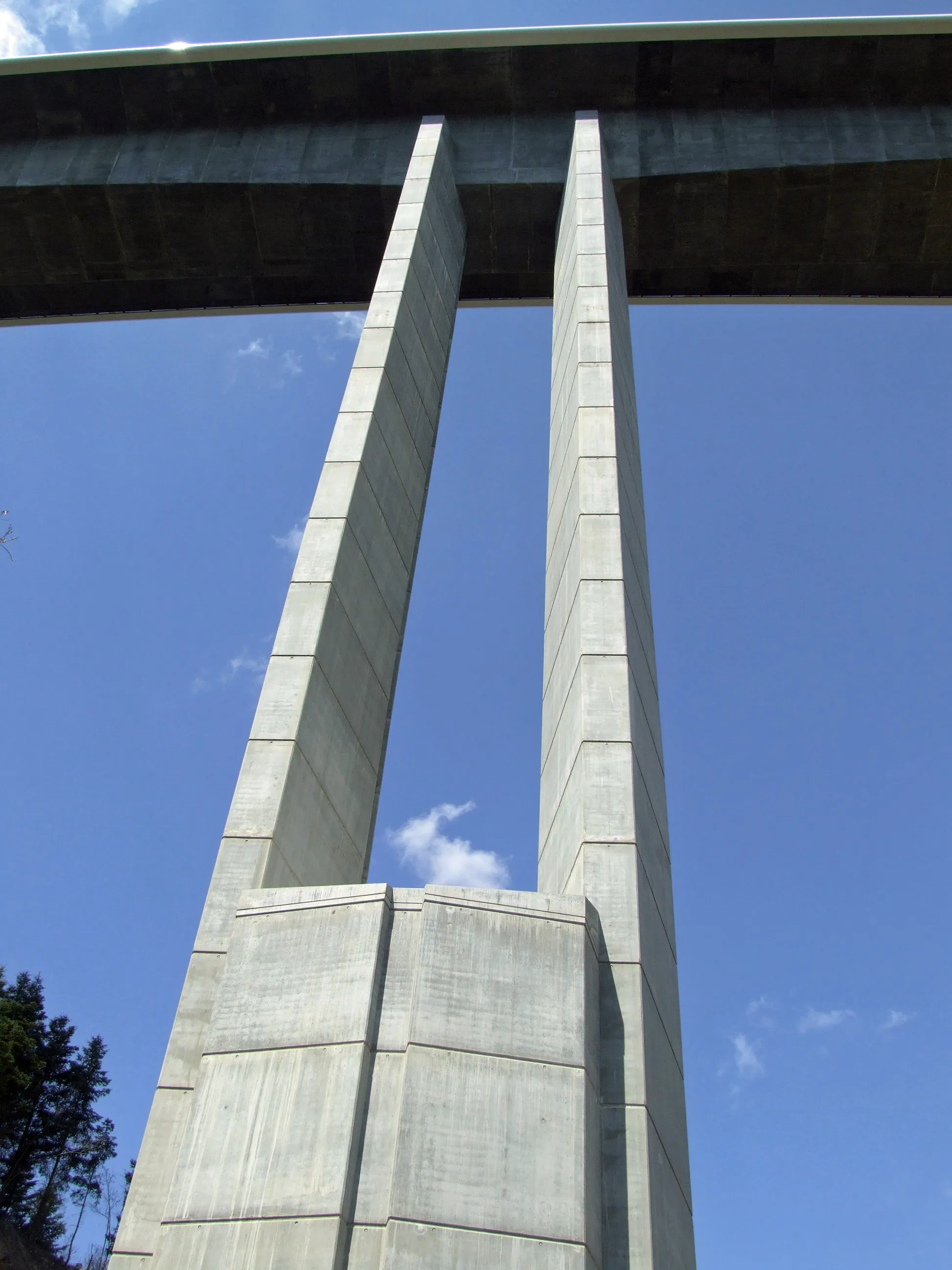 Photo showing: A89 - Viaduc de la Sioule - Une pile à voiles souples - Encastrement de la partie basse