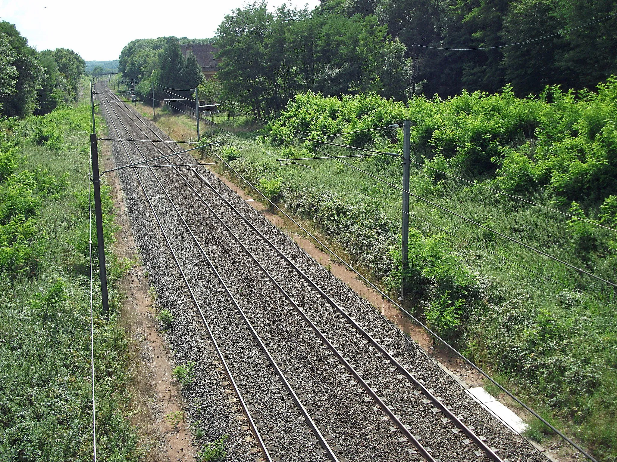 Photo showing: Ligne de Vichy à Riom, du pont de la D 434, vue en direction de Riom et au loin la gare PLM de Saint-Sylvestre-Pragoulin