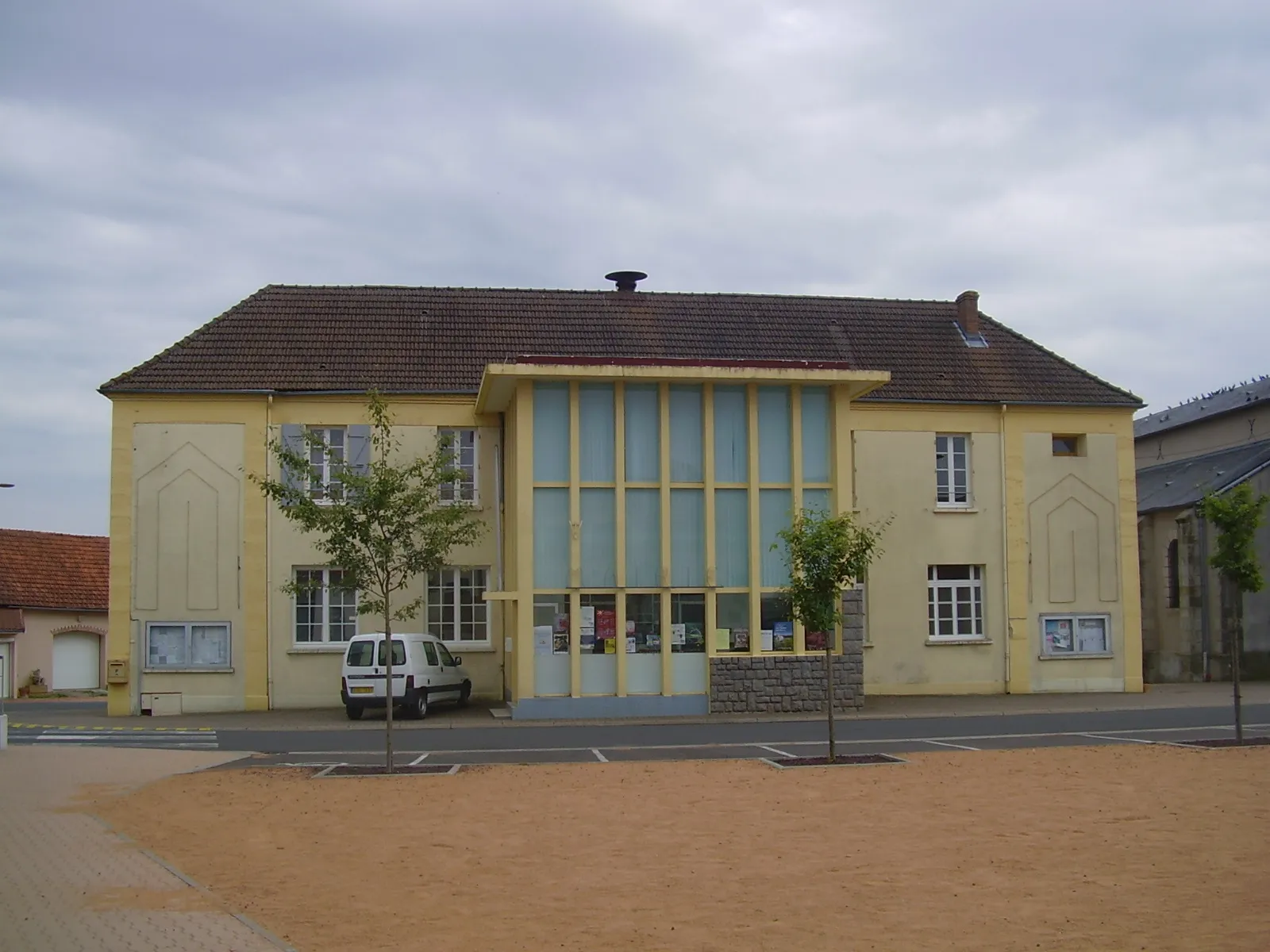 Photo showing: Townhall of Saint-Sylvestre-Pragoulin, Puy-de-Dôme, Auvergne, France