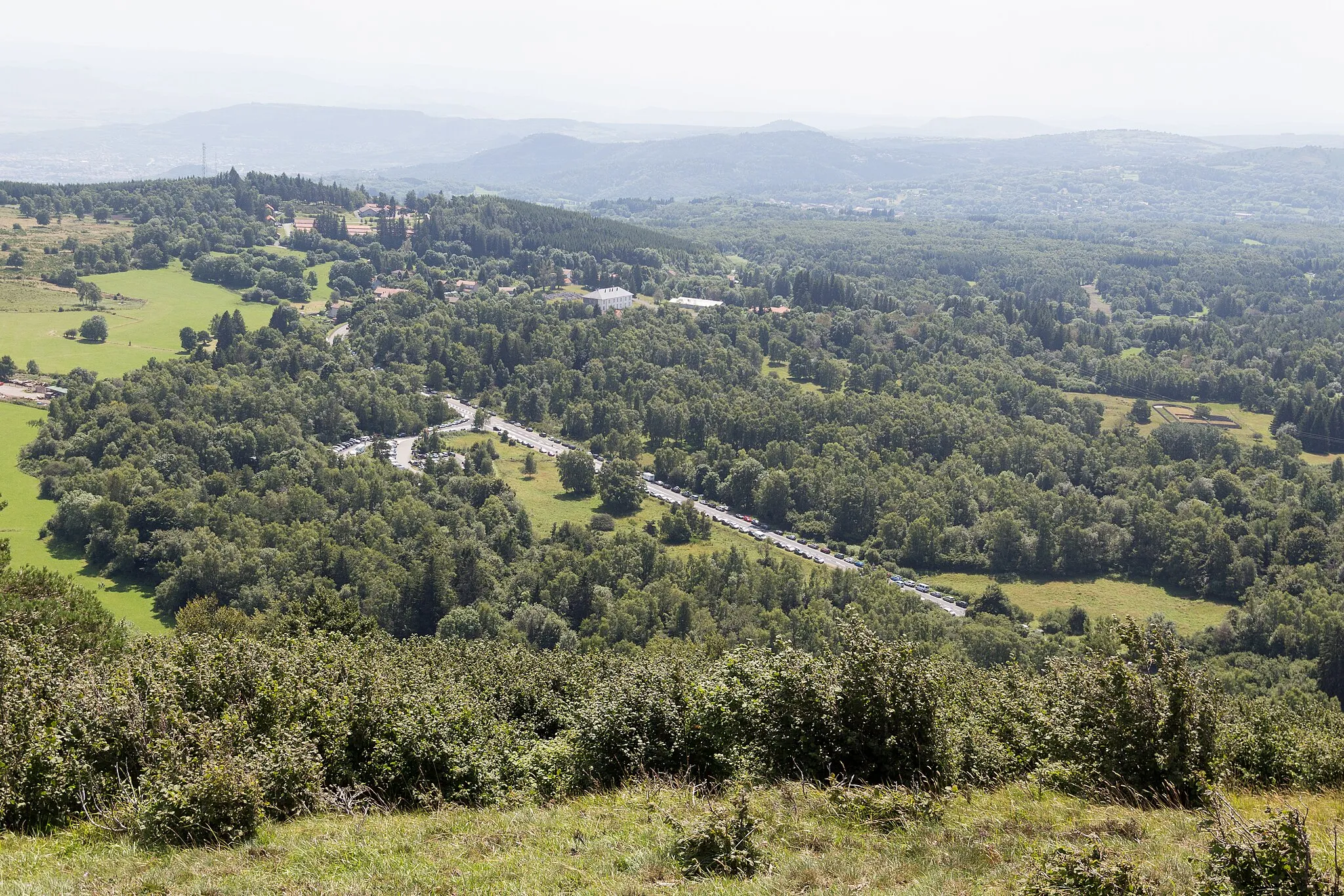 Photo showing: Le parking du col des Goules vu du sommet du puy des Goules.