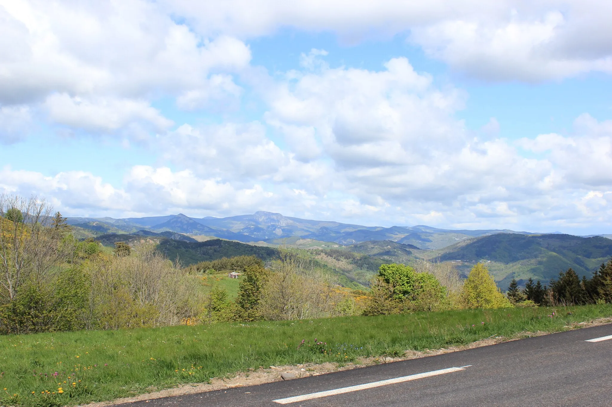 Photo showing: Ausblick von Mézilhac zum Mont Mézenc und dem Mont Gerbier-de-Jonc nach Nordwesten.