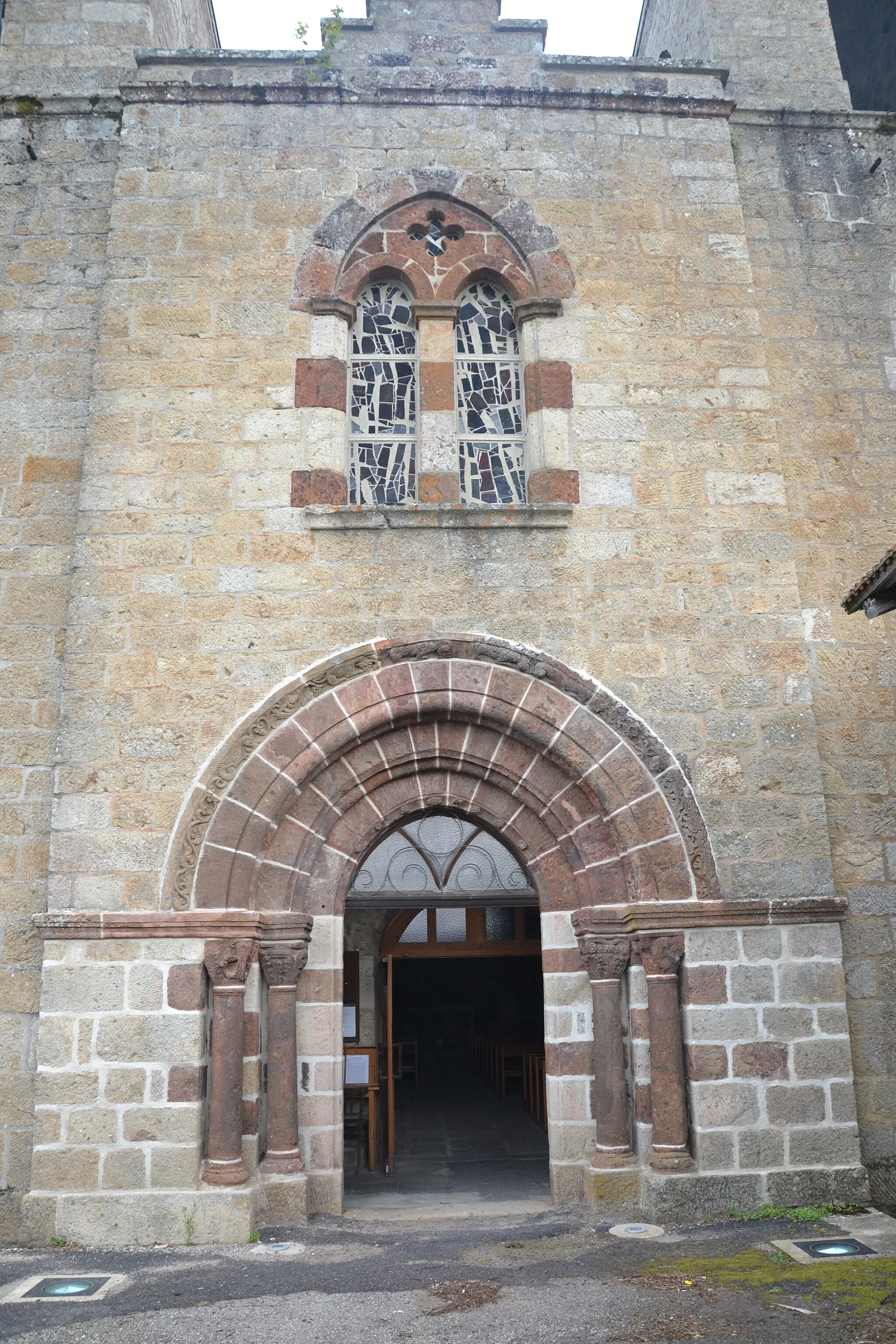 Photo showing: église Saint Victor d'Issarlès portail