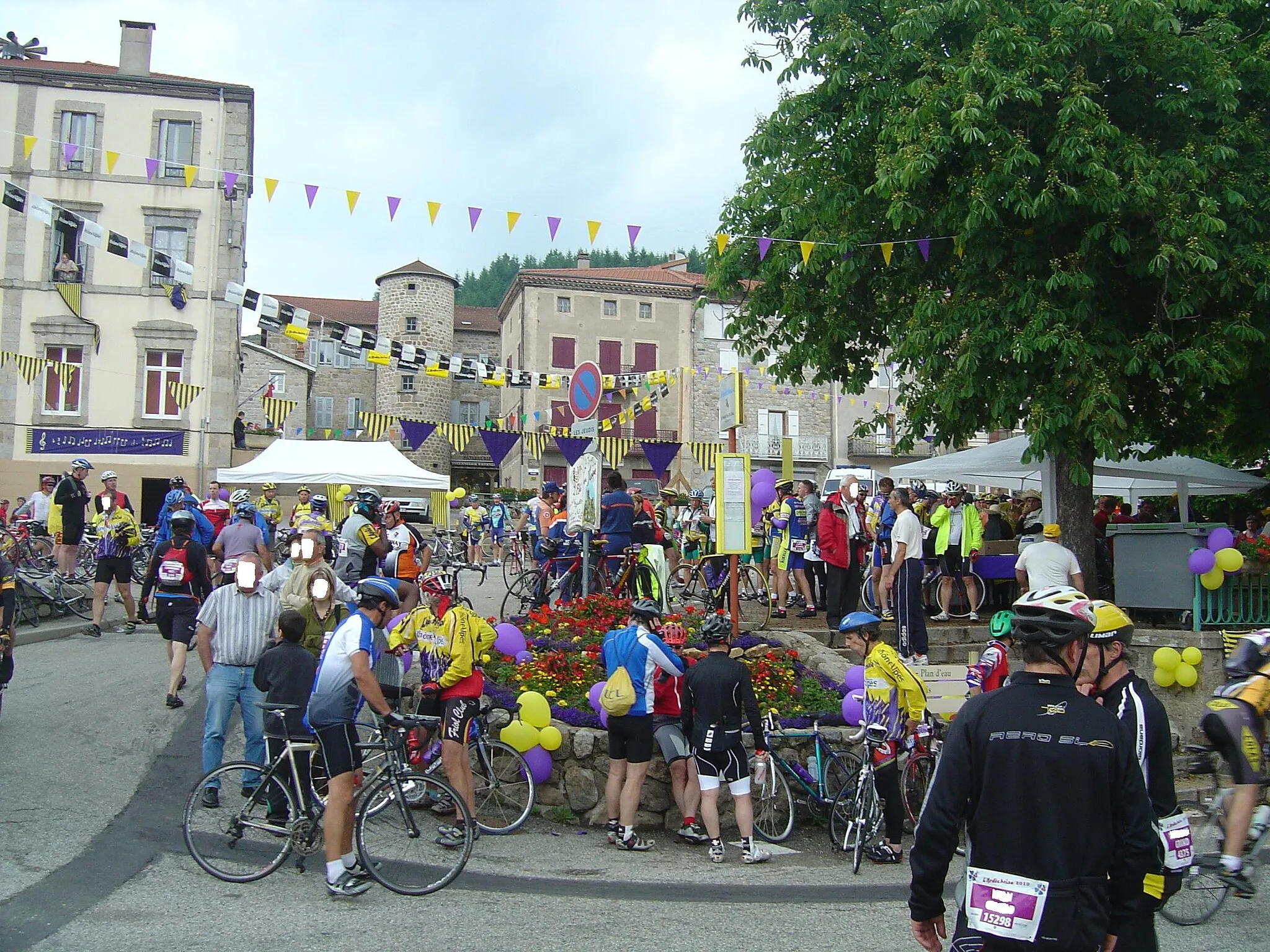 Photo showing: Ravitaillement de Saint-Martin de Valamas sur l'Ardéchoise 2010. Visages blanchis pour des raisons de droit d'image.