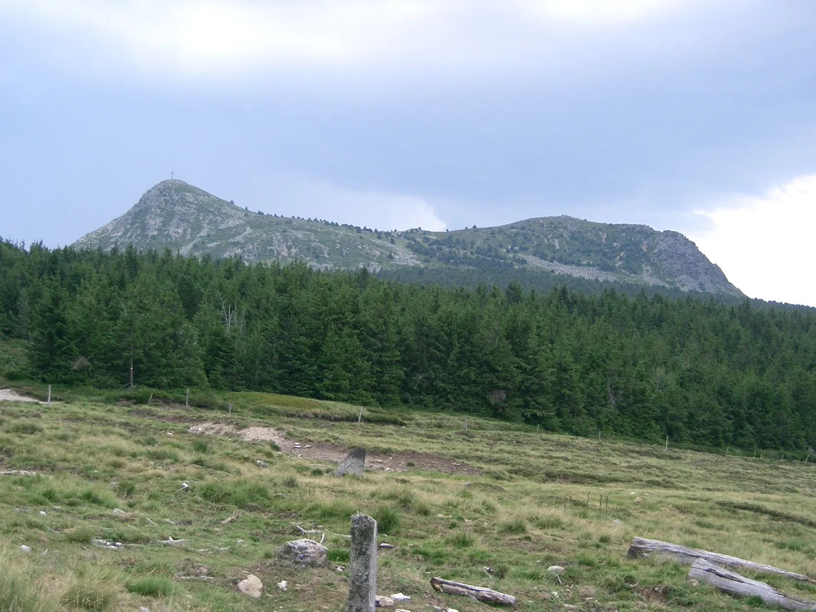 Photo showing: Mont Mézenc sommet sud : 1753 m / sommet nord :1749m, surmonté d'une croix.
Massif Central - France

self made PRA