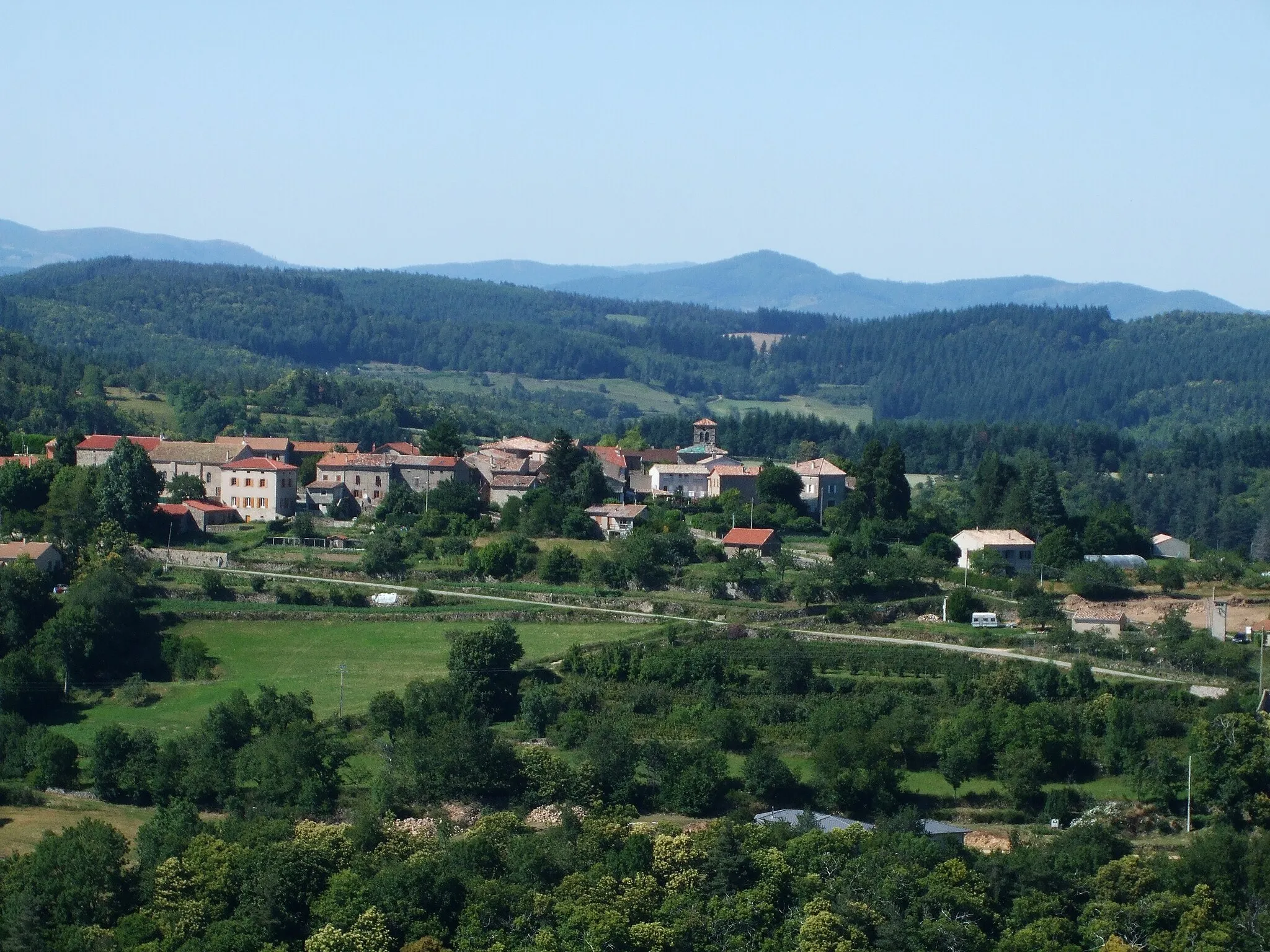 Photo showing: Vue du village depuis la route de Chalencon au col de Ceyssouan