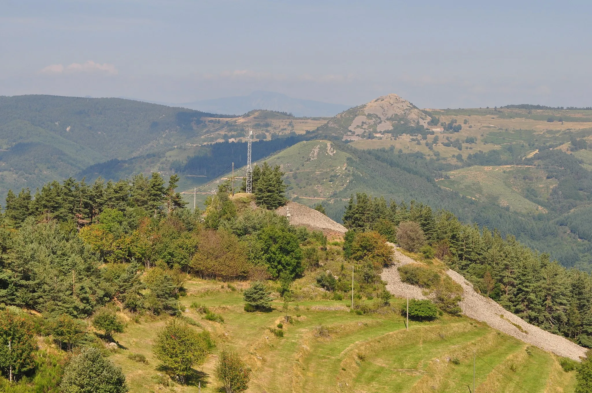 Photo showing: Le sommet de l'ancien volcan de la Graveyre à Albon-d'Ardèche (au premier plan)