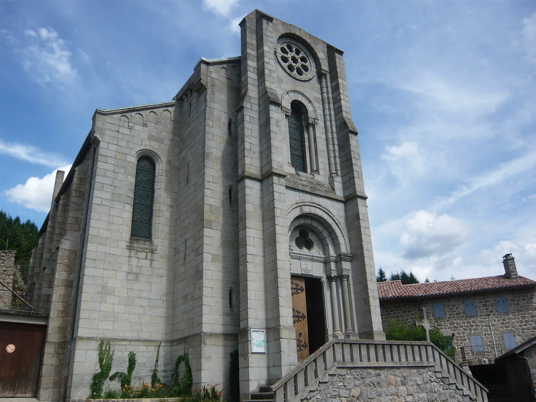 Photo showing: The Church of Lachapelle-sous-Chanéac (Ardèche, France) - July 2010