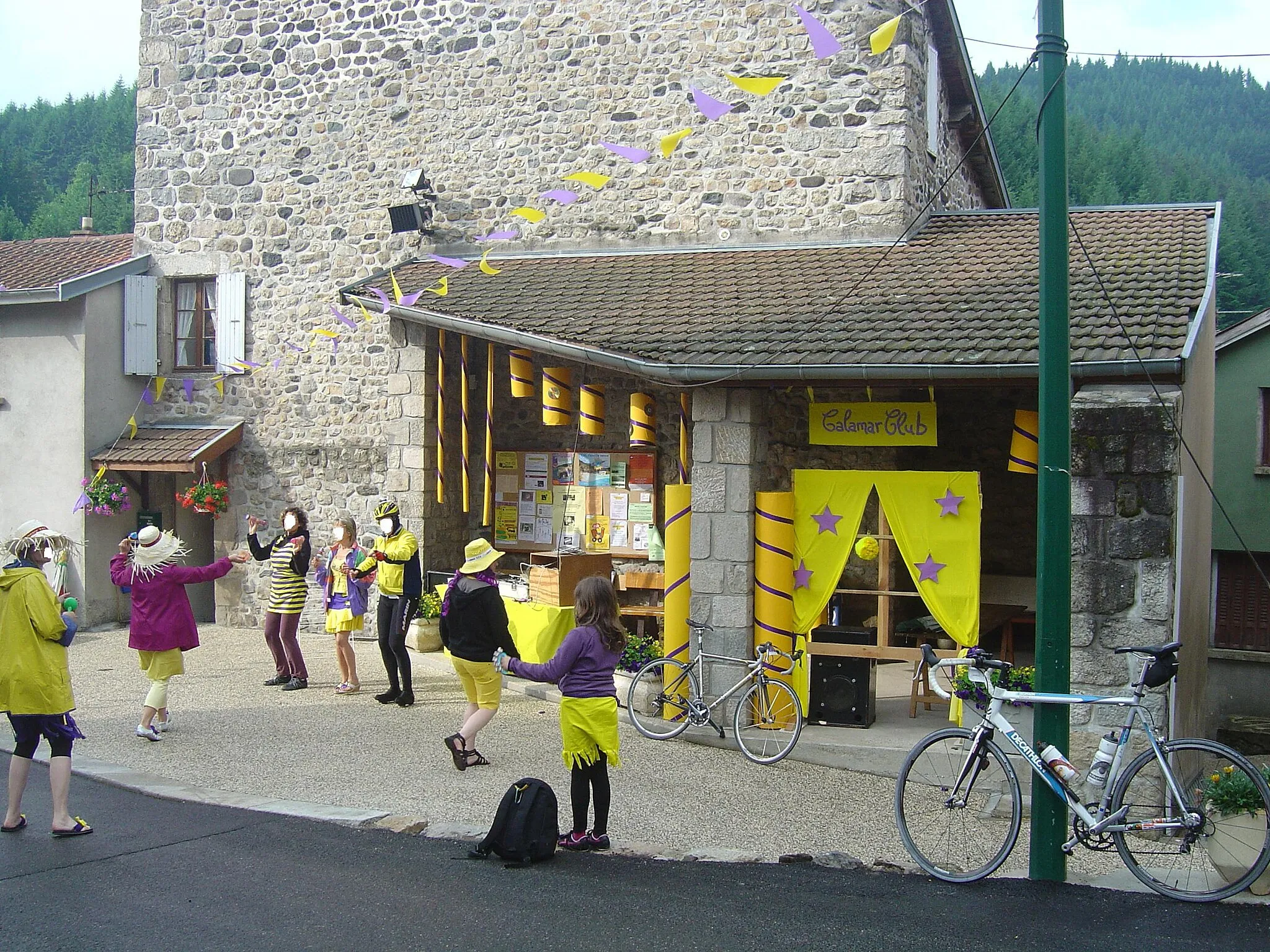 Photo showing: Animation à Lachapelle-sous-Chanéac sur l'Ardéchoise 2010. Visages blanchis pour des raisons de droit d'image.