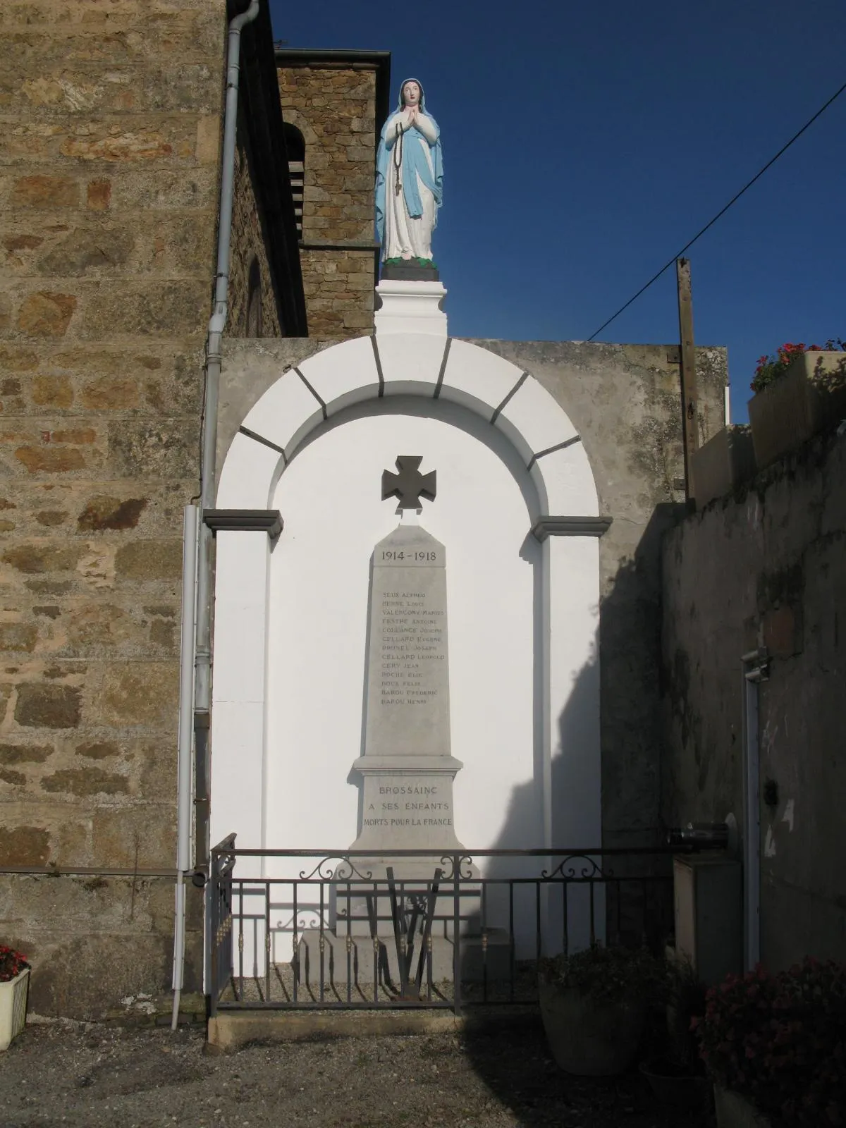 Photo showing: Statue de Notre Dame de Lourdes sur le monument aux morts