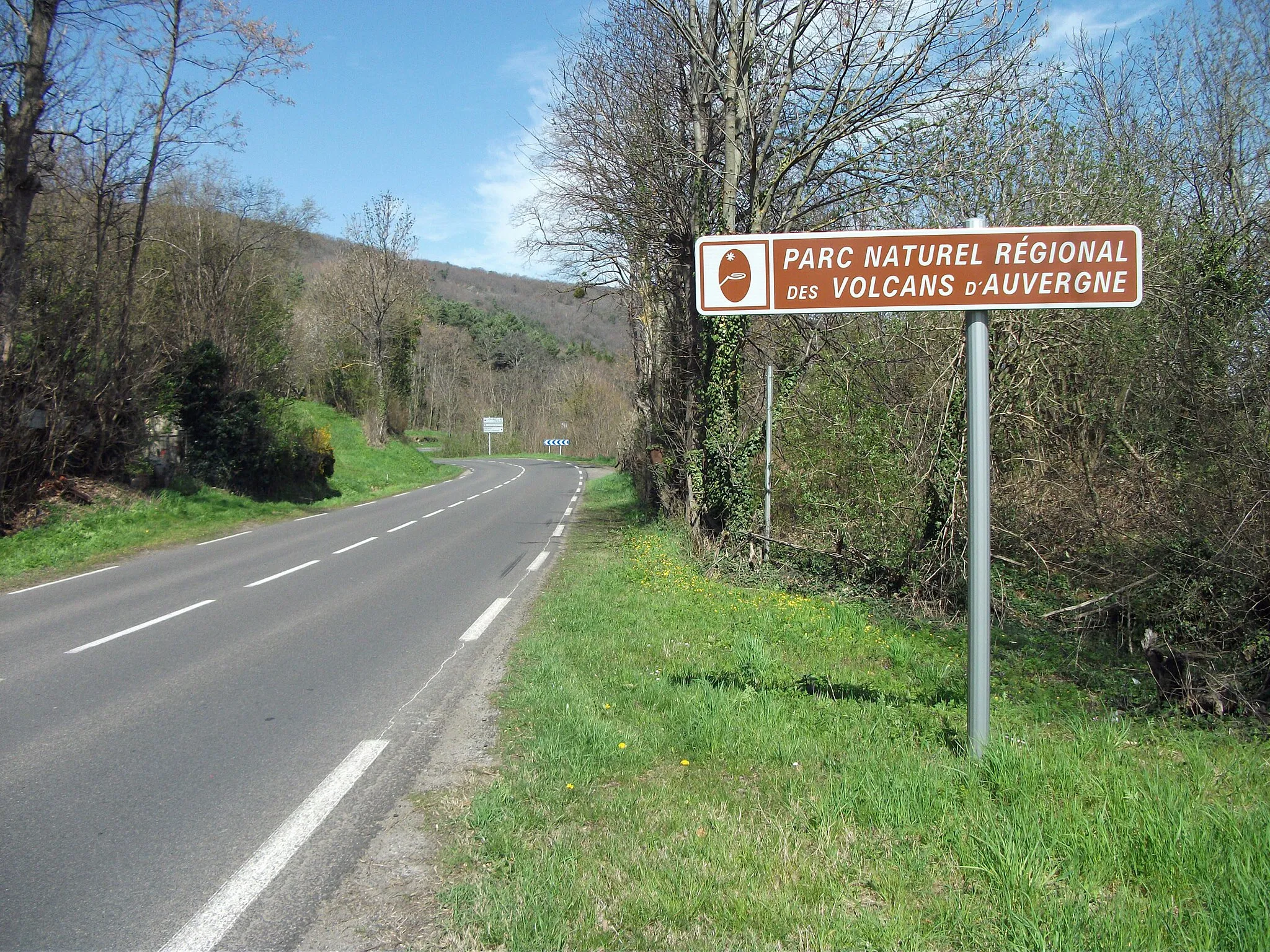 Photo showing: Panneau indiquant le parc naturel régional des volcans d'Auvergne, sur la D 943 en direction de Volvic (commune de Nohanent). Panneau fabriqué et implanté en 2013.