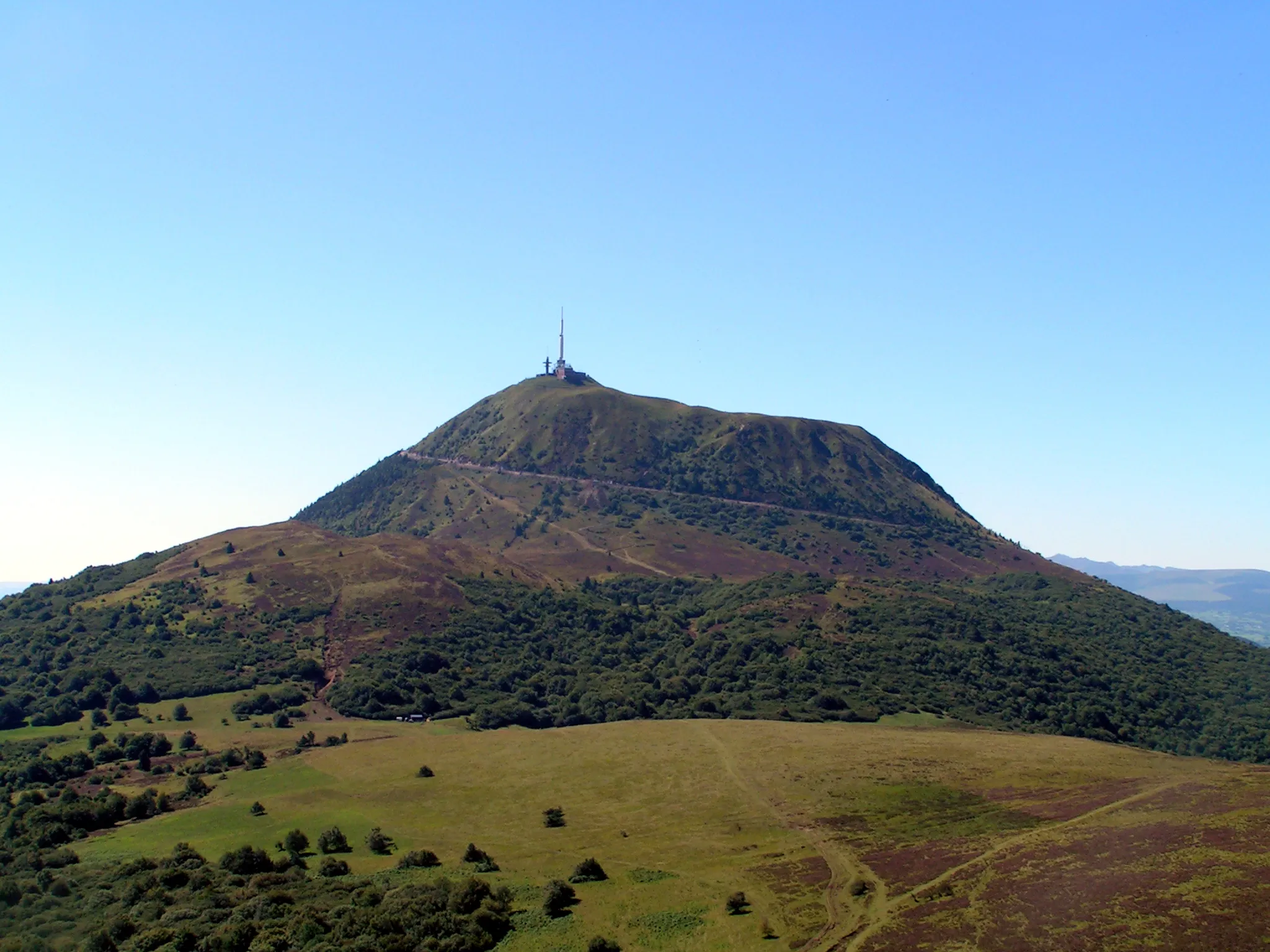 Photo showing: Puy de Dôme near Clermont-Ferrand in Auvergne in France.