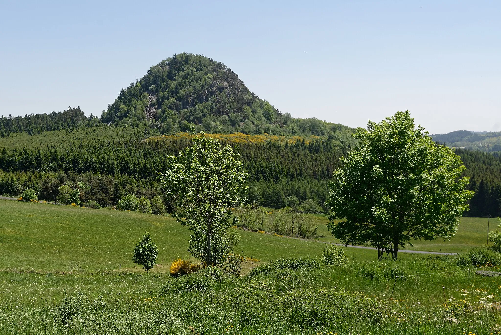 Photo showing: Le Suc d'Achon vu depuis la Pervenchère à Yssingeaux.