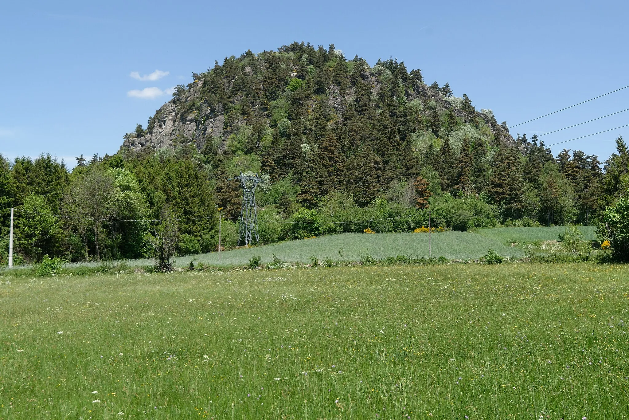 Photo showing: Vue du Suc des Ollières (1186 m) depuis la Pervenchère à Yssingeaux, dans la Haute-Loire.