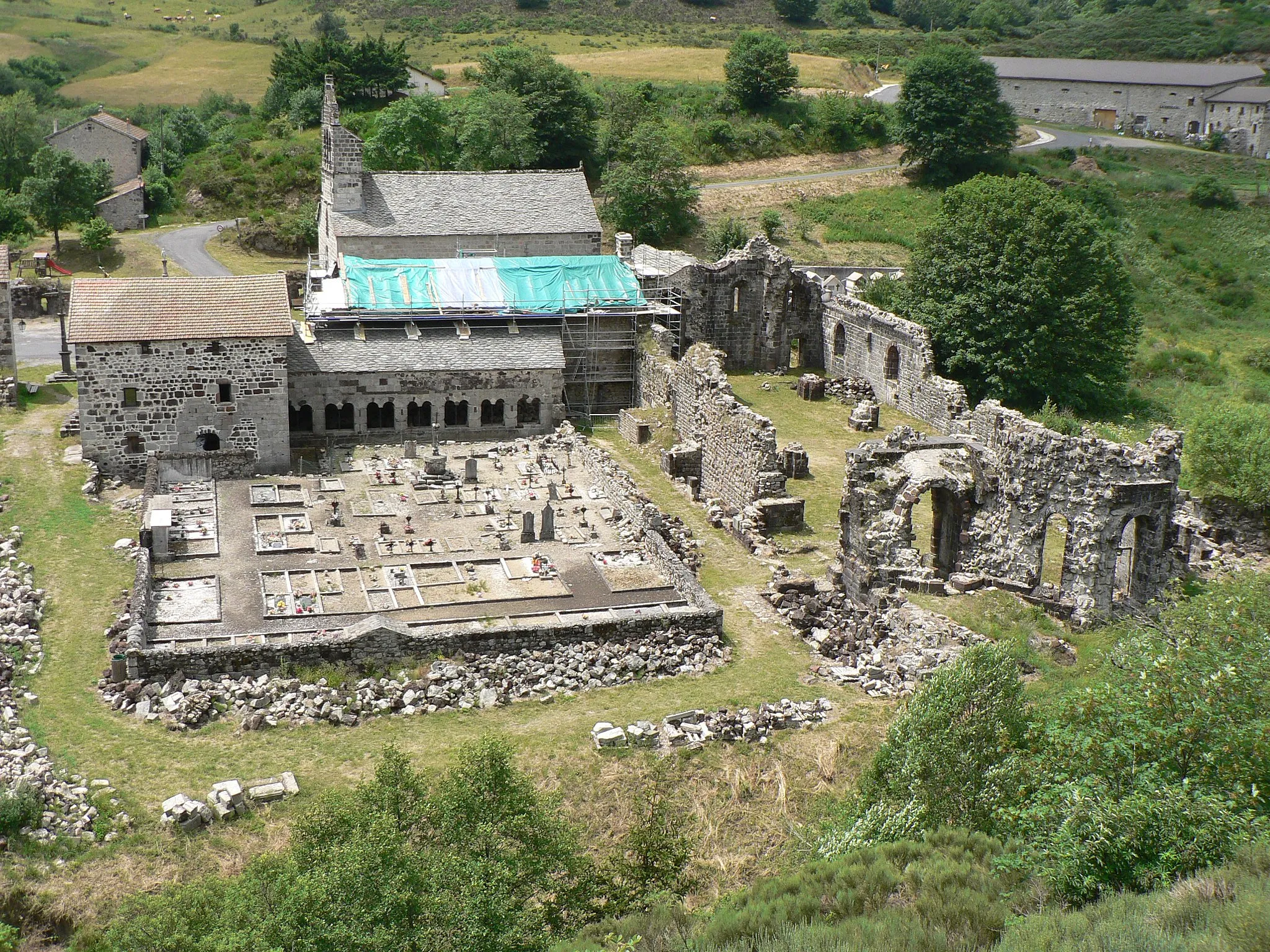 Photo showing: Ruines de la grande abbaye de Mazan