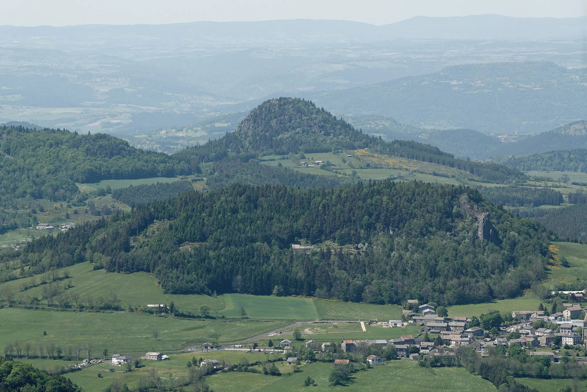 Photo showing: Le suc d'Achon (alt. 1151 m) vu depuis le sommet du pic du Lizieux à Araules, en Haute-Loire.