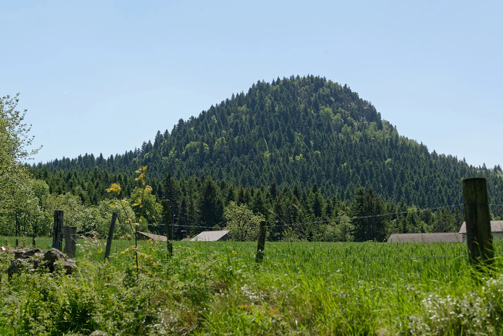 Photo showing: Vue du Suc des Ollières (1186 m) depuis les Valentins à Yssingeaux, dans la Haute-Loire.